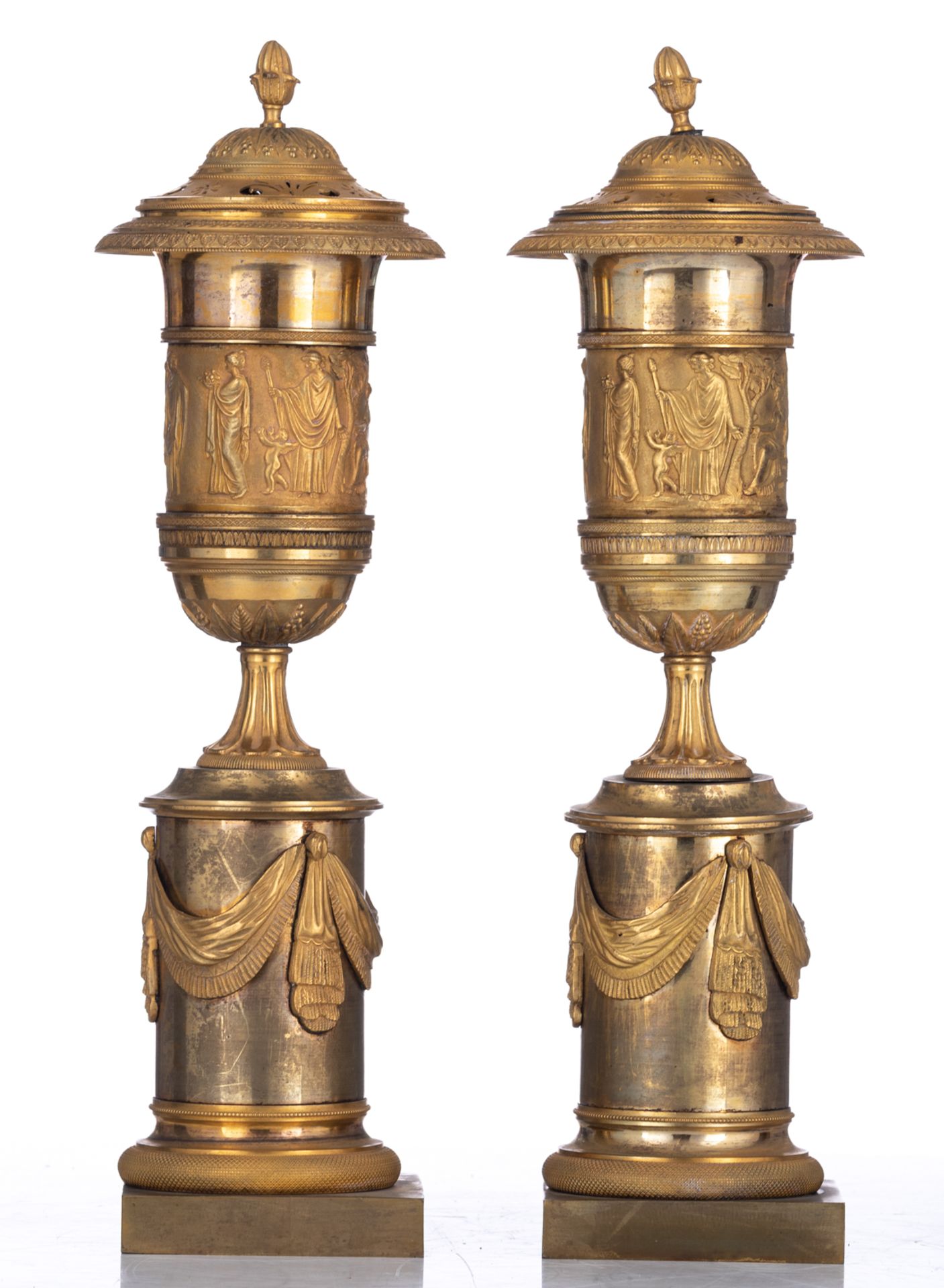 A fine pair of French Restauration ormolu bronze potpourris, decorated with a basso-relievo frieze d - Bild 4 aus 6