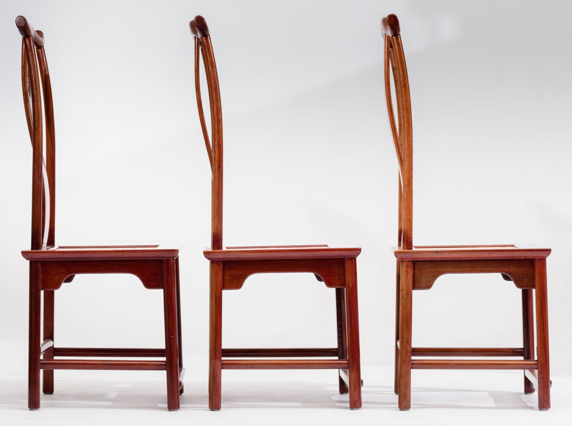 A large Chinese mahogany extendable dining table, with a set of six chairs, H 76 - W 209 - D 109 cm - Bild 7 aus 25