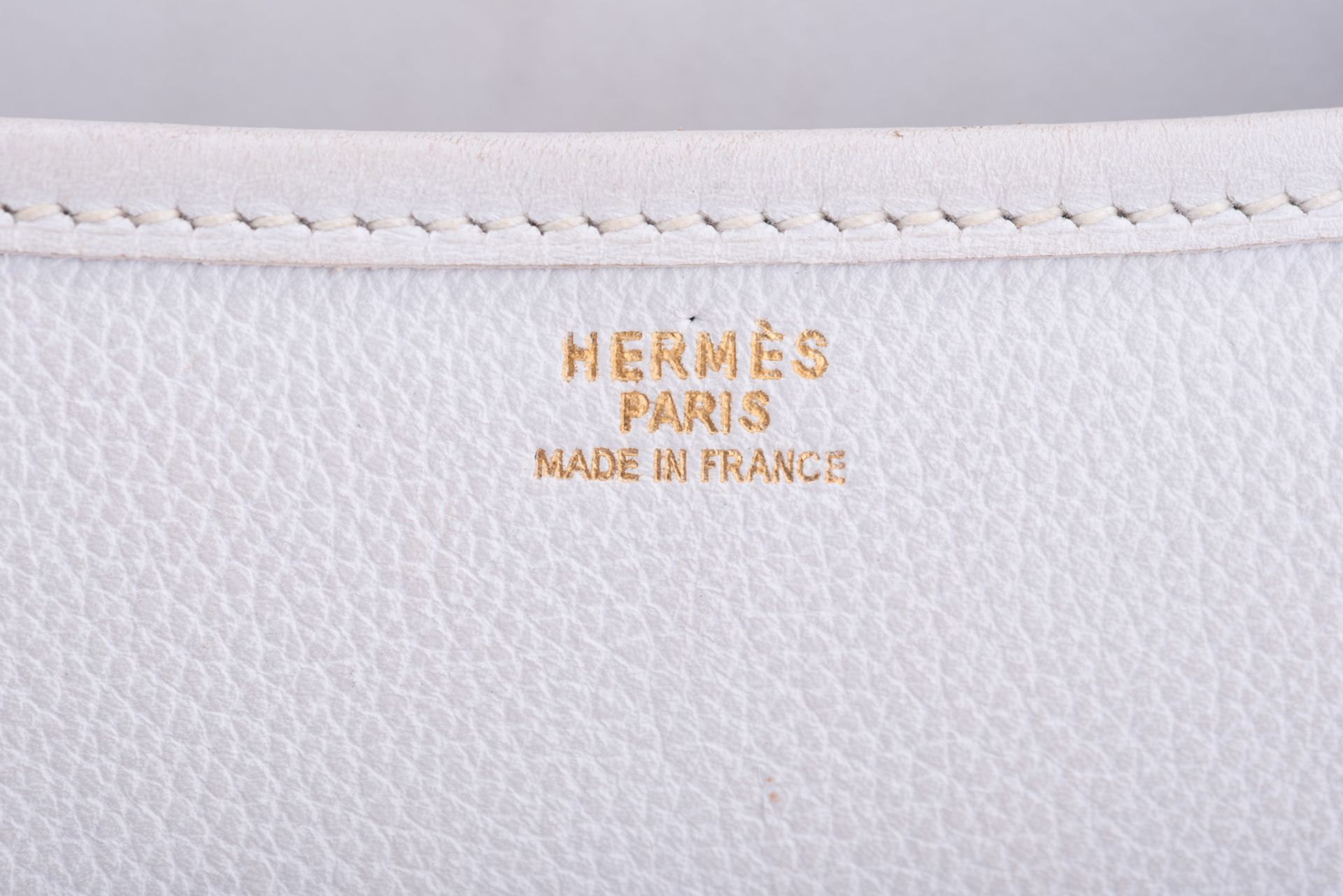 A vintage Hermès white leather 'duffle bamboo' handbag, H 19 - W 22 cm - Image 14 of 18
