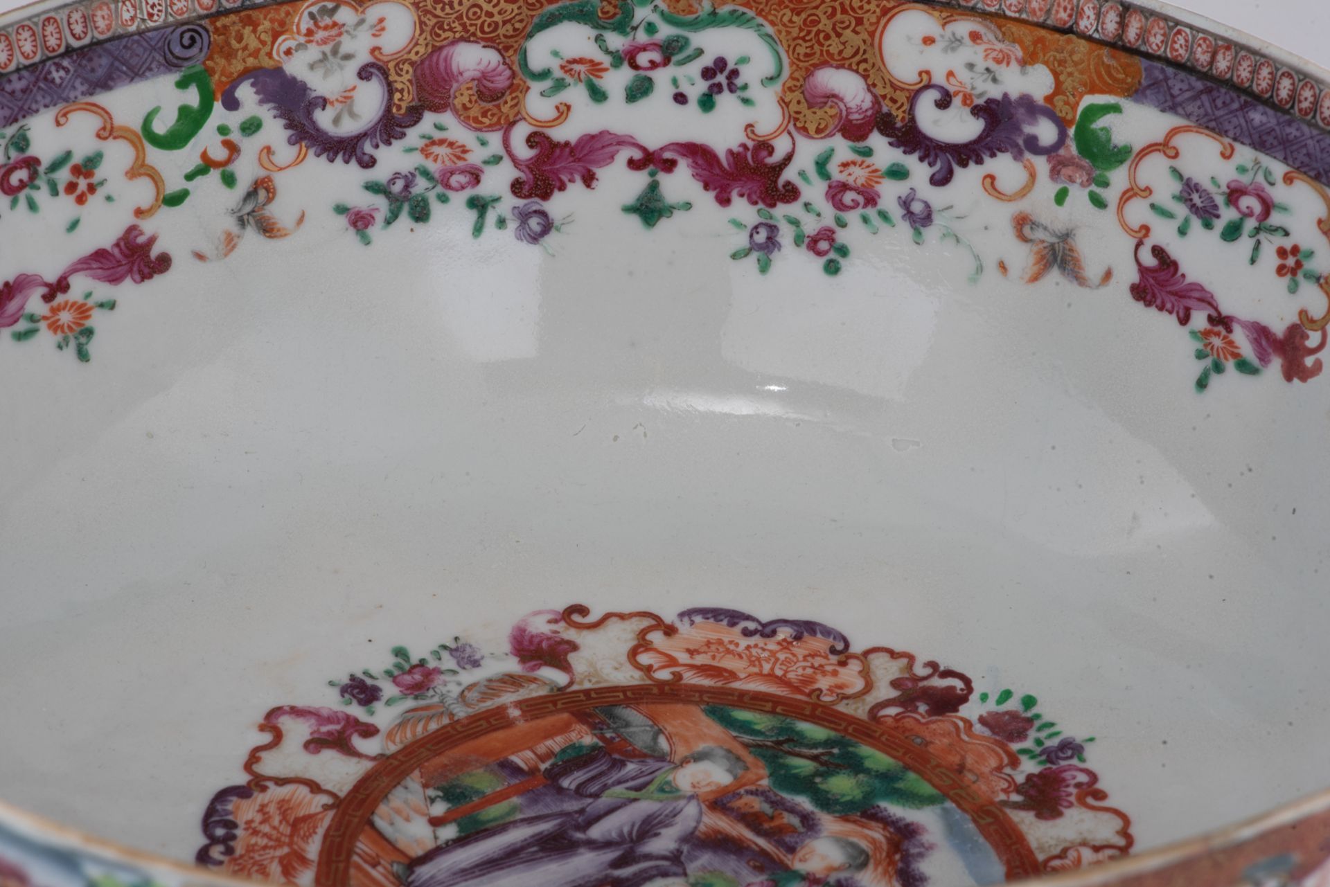A Chinese 'Mandarin pattern' export porcelain punch bowl, the panels with ladies on a terrace, 18thC - Image 8 of 8