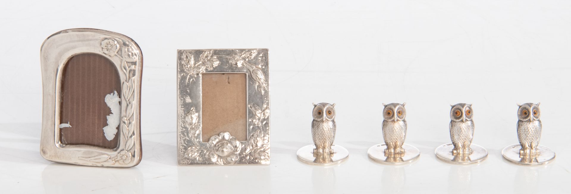 A varied lot of 19th and 20thC, mostly English silver gadgets, photo frames, and tablewares - Image 12 of 33