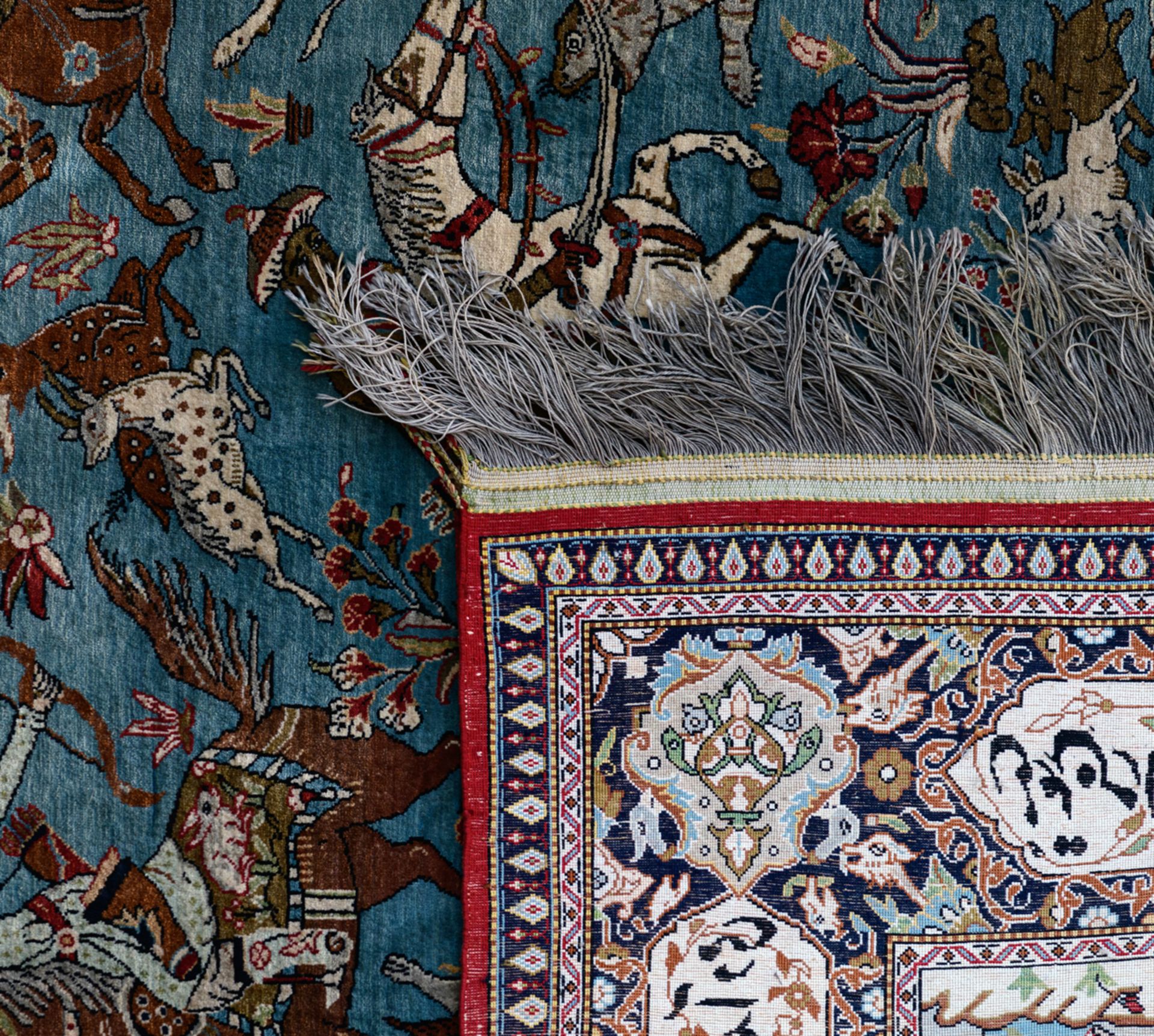 An Oriental woollen rug, decorated with hunting scènes and with inscriptions to the borders, 133 x 2 - Image 3 of 5