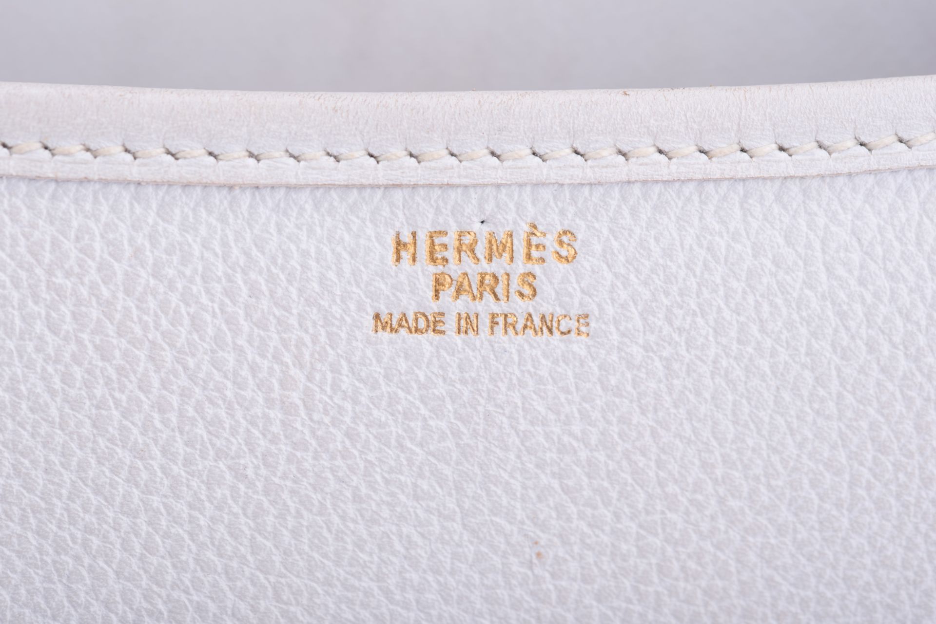 A vintage Hermès white leather 'duffle bamboo' handbag, H 19 - W 22 cm - Image 13 of 18