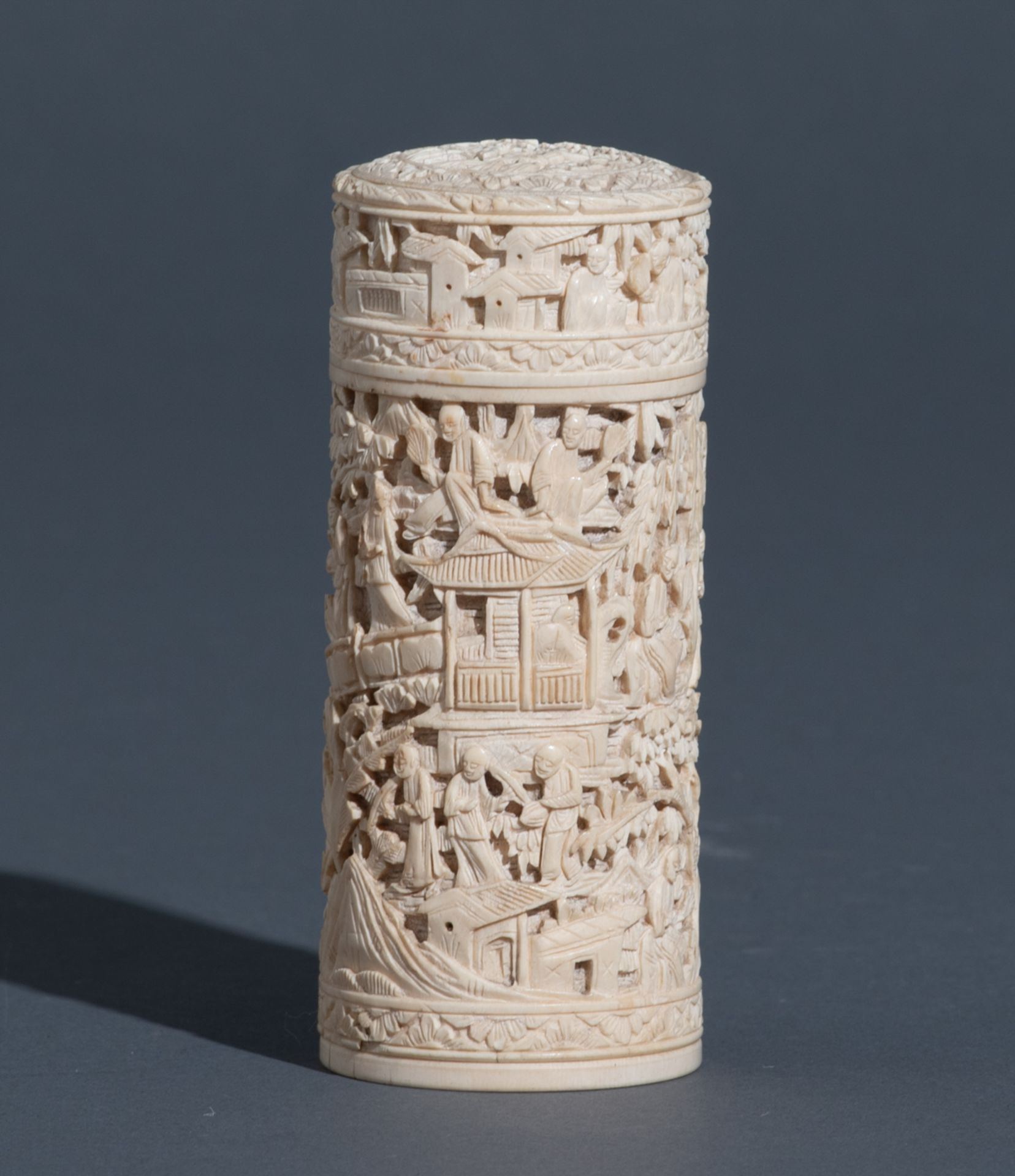 A Chinese Canton ivory cylindrical case and cover, carved in alto relievo with figures, attendants, - Bild 2 aus 7