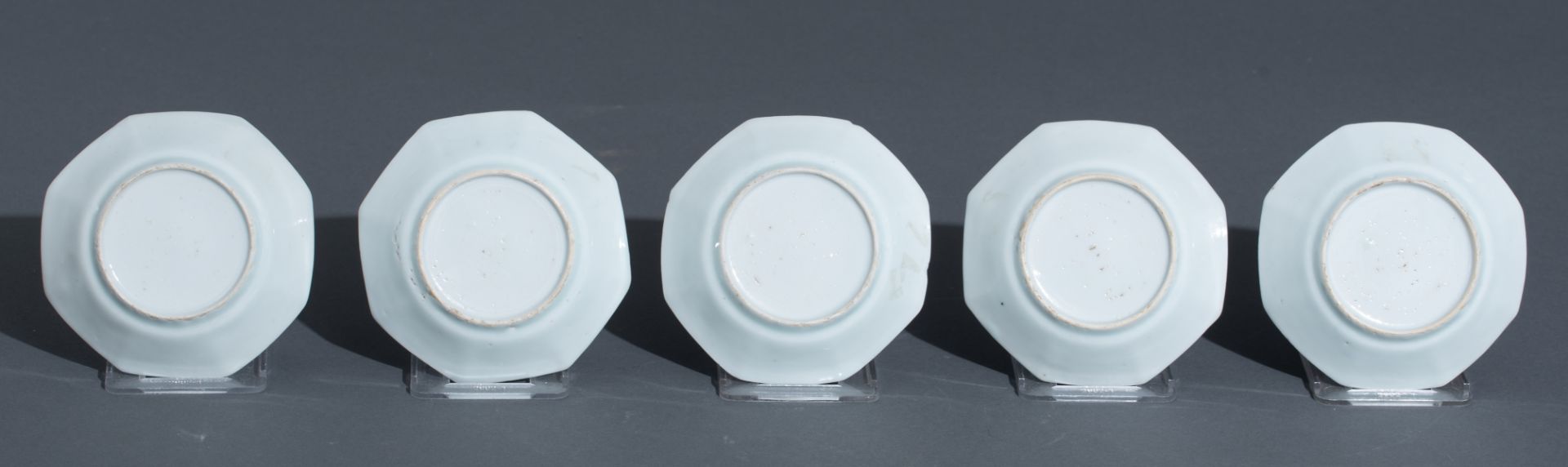 Three Chinese blue and white Kangxi period teacups and saucers, decorated with an underwater jungle; - Bild 17 aus 24