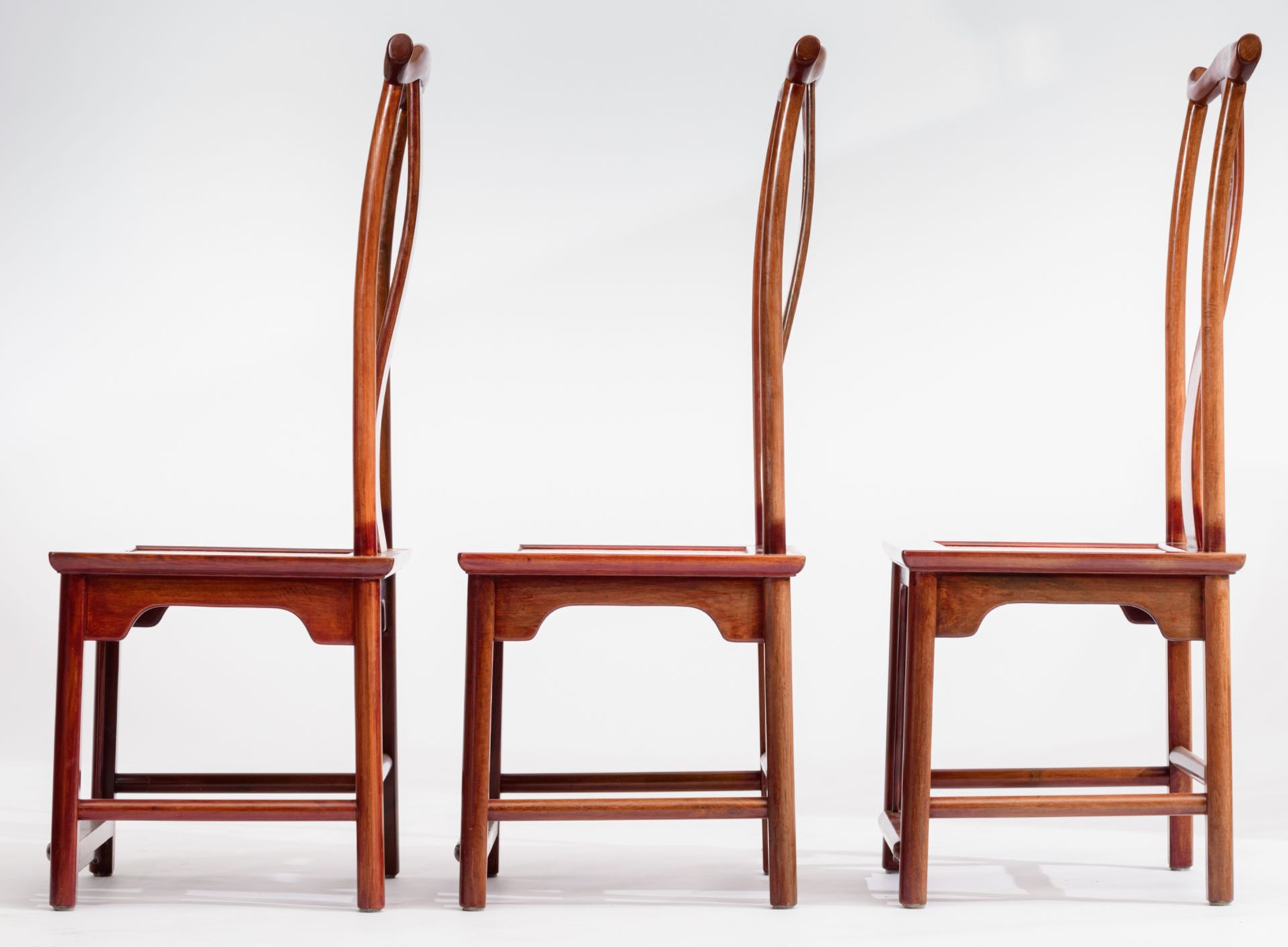 A large Chinese mahogany extendable dining table, with a set of six chairs, H 76 - W 209 - D 109 cm - Bild 5 aus 25