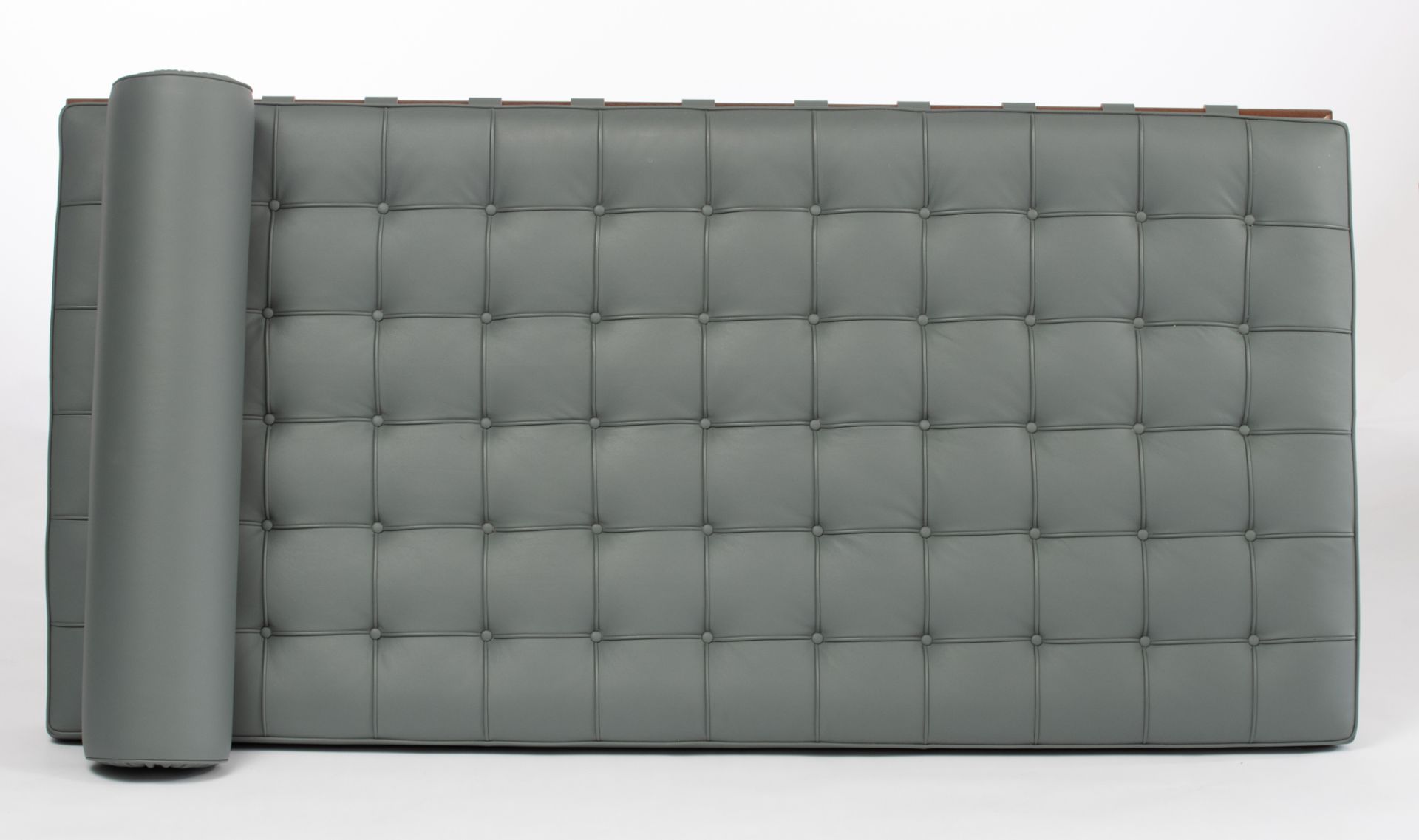 A grey leather upholstered Barcelona daybed, design by Ludwig Mies van der Rohe for Knoll Internatio - Bild 6 aus 10