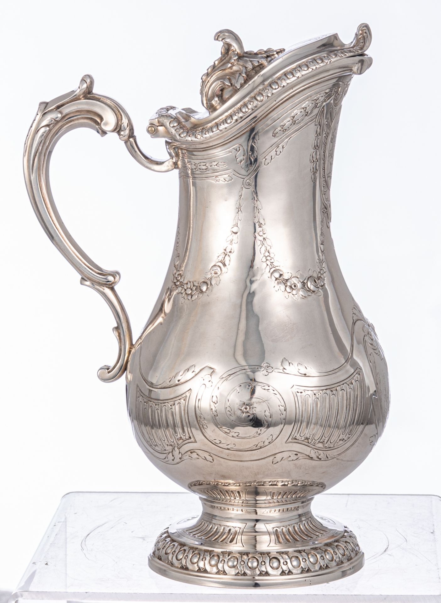 A French second half of the 18thC Neoclassical elegantly worked and engraved silver ewer with cover, - Bild 4 aus 7
