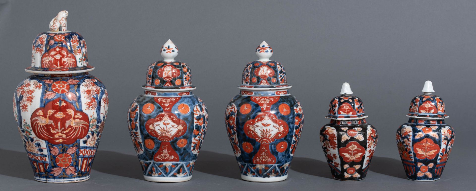A collection of five Japanese Imari vases and covers - Image 5 of 9