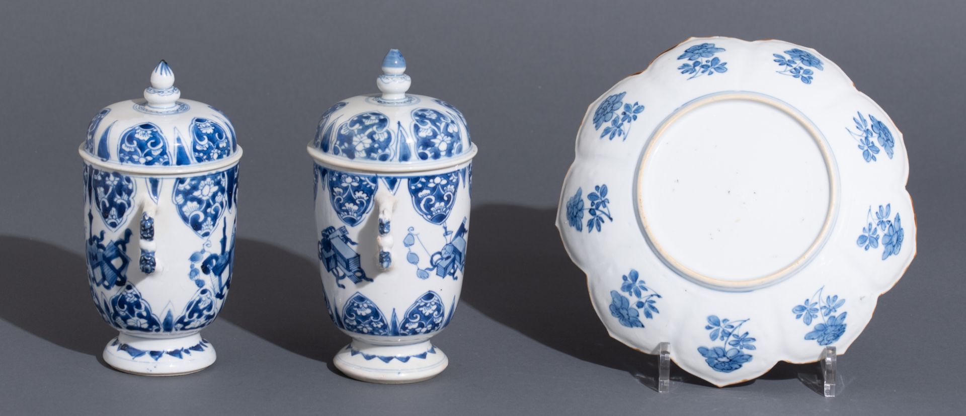 Two Chinese Kangxi period blue and white chalices with covers - Bild 3 aus 7