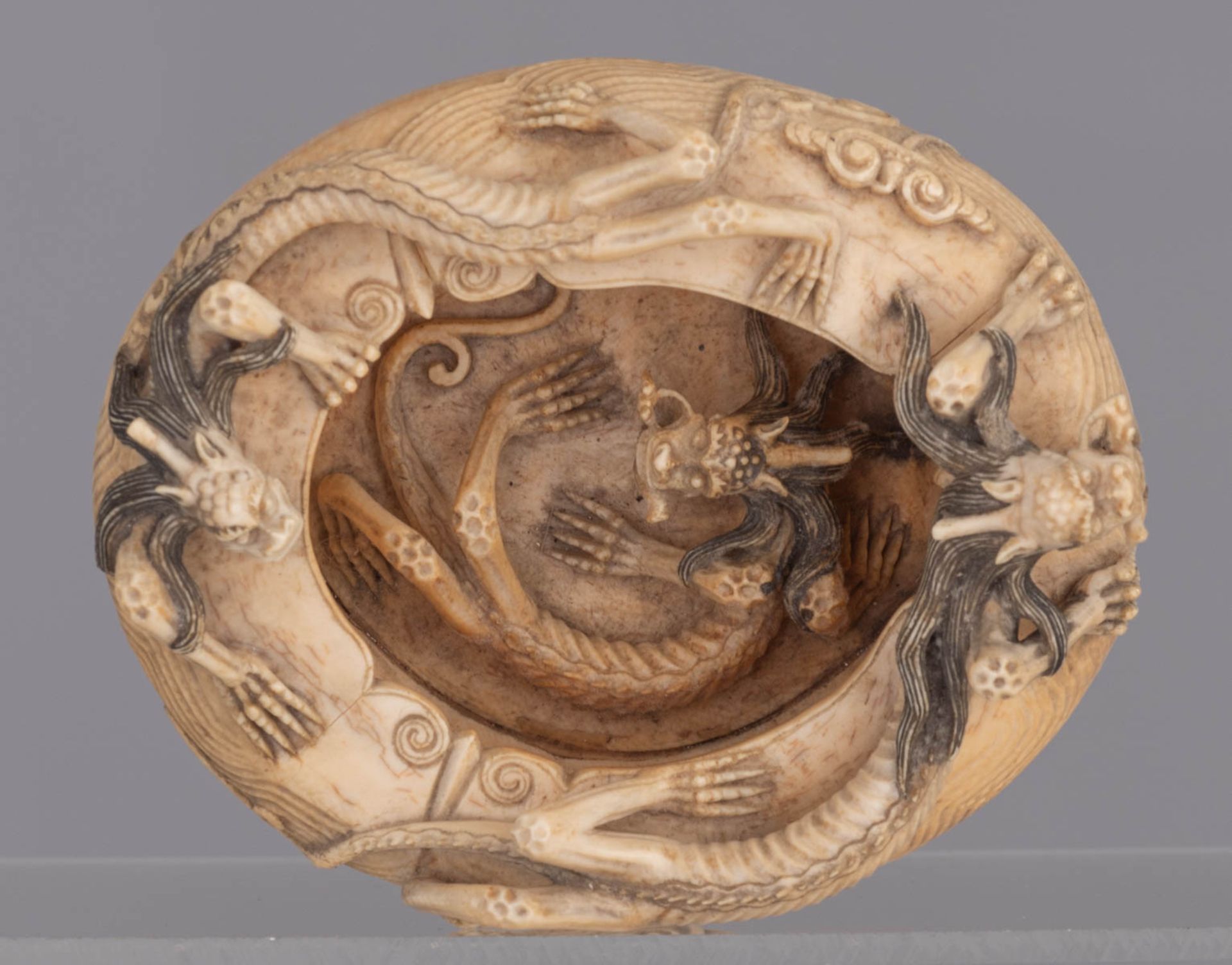 A rare South-East Asian ivory phantasy jar in the shape of a fake brush washer with inside - Bild 6 aus 8