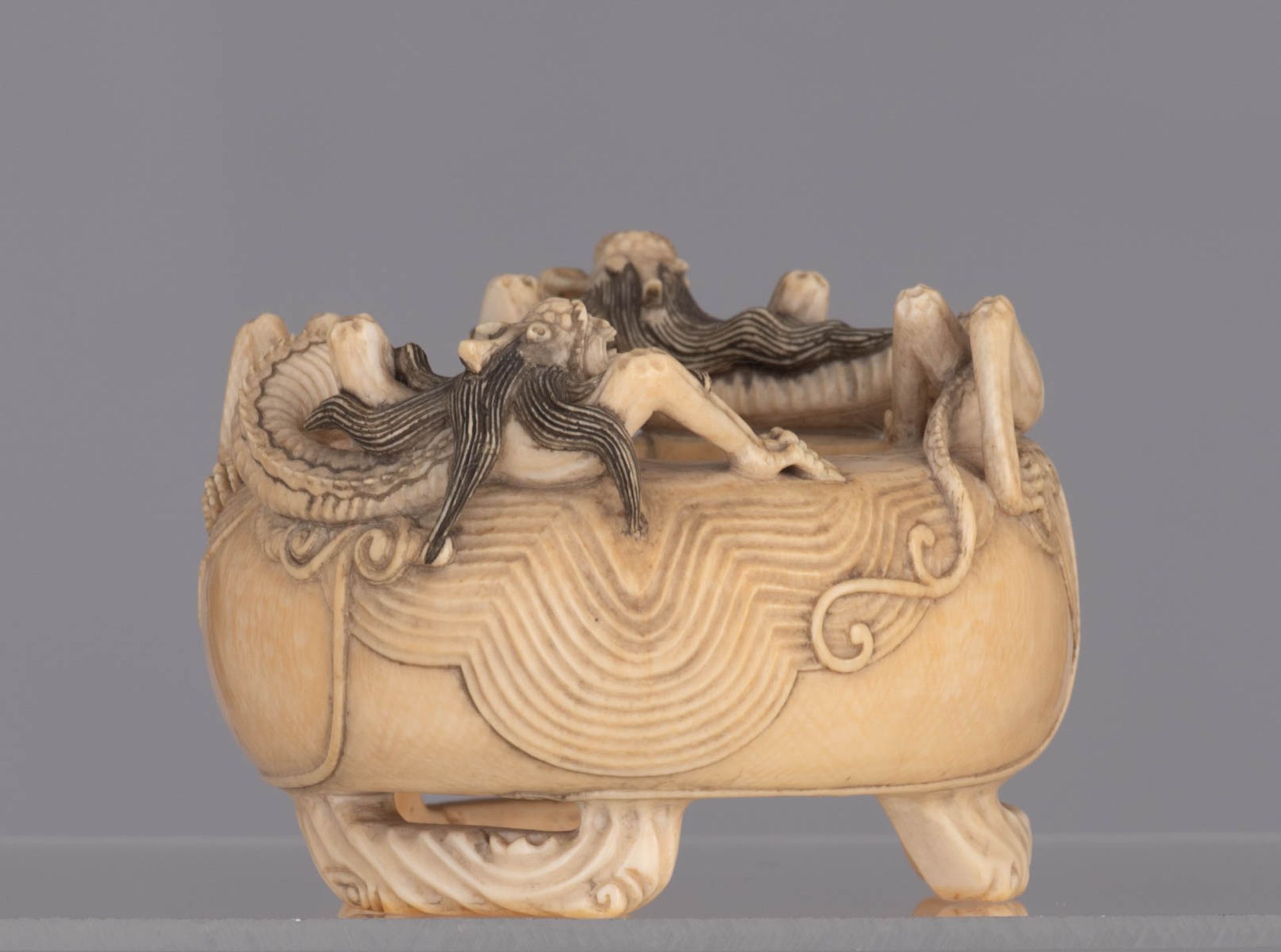 A rare South-East Asian ivory phantasy jar in the shape of a fake brush washer with inside - Bild 3 aus 8