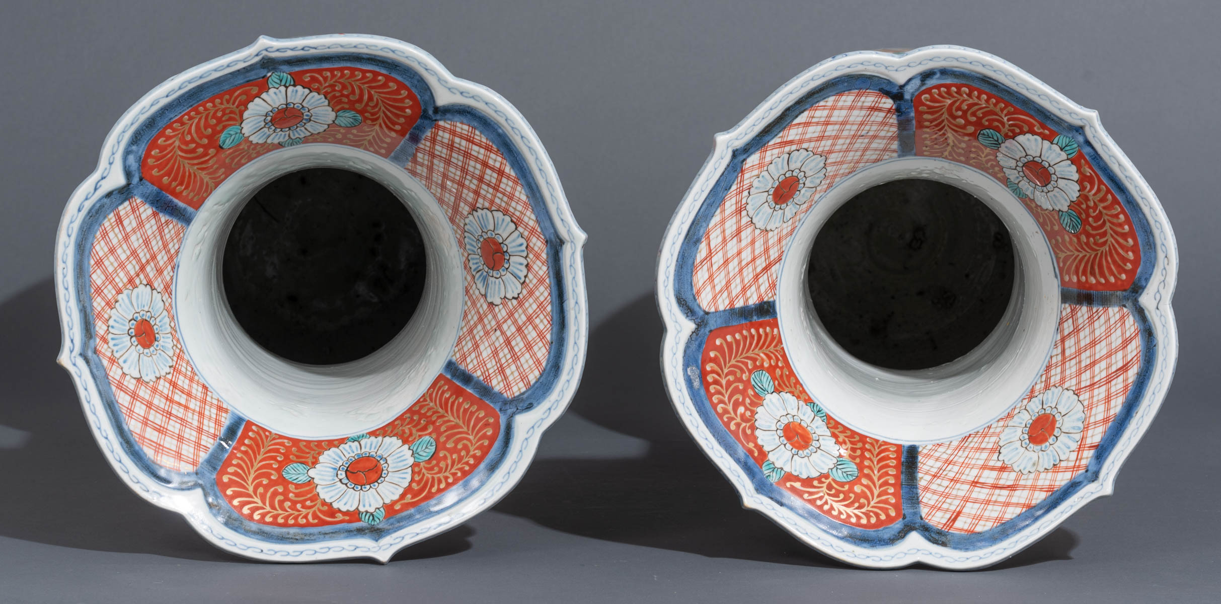 A pair of Japanese vases with scalloped rim - Image 5 of 11