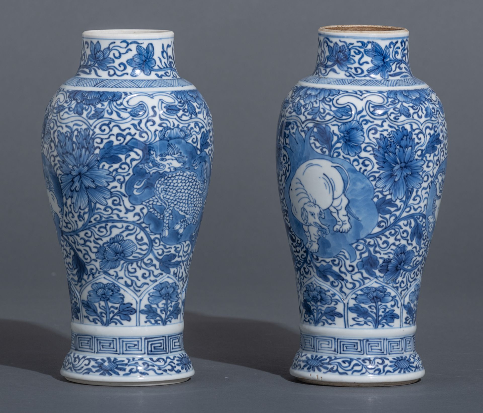 A pair of blue and white floral decorated vases - Image 5 of 9