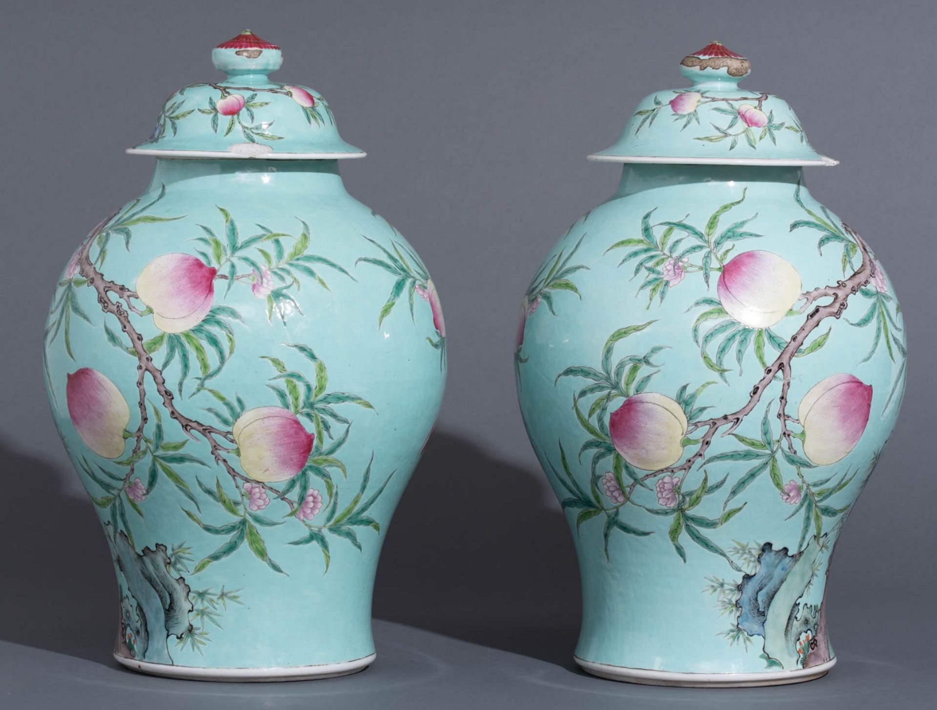 A pair of turquoise ground covered vases - Bild 5 aus 9