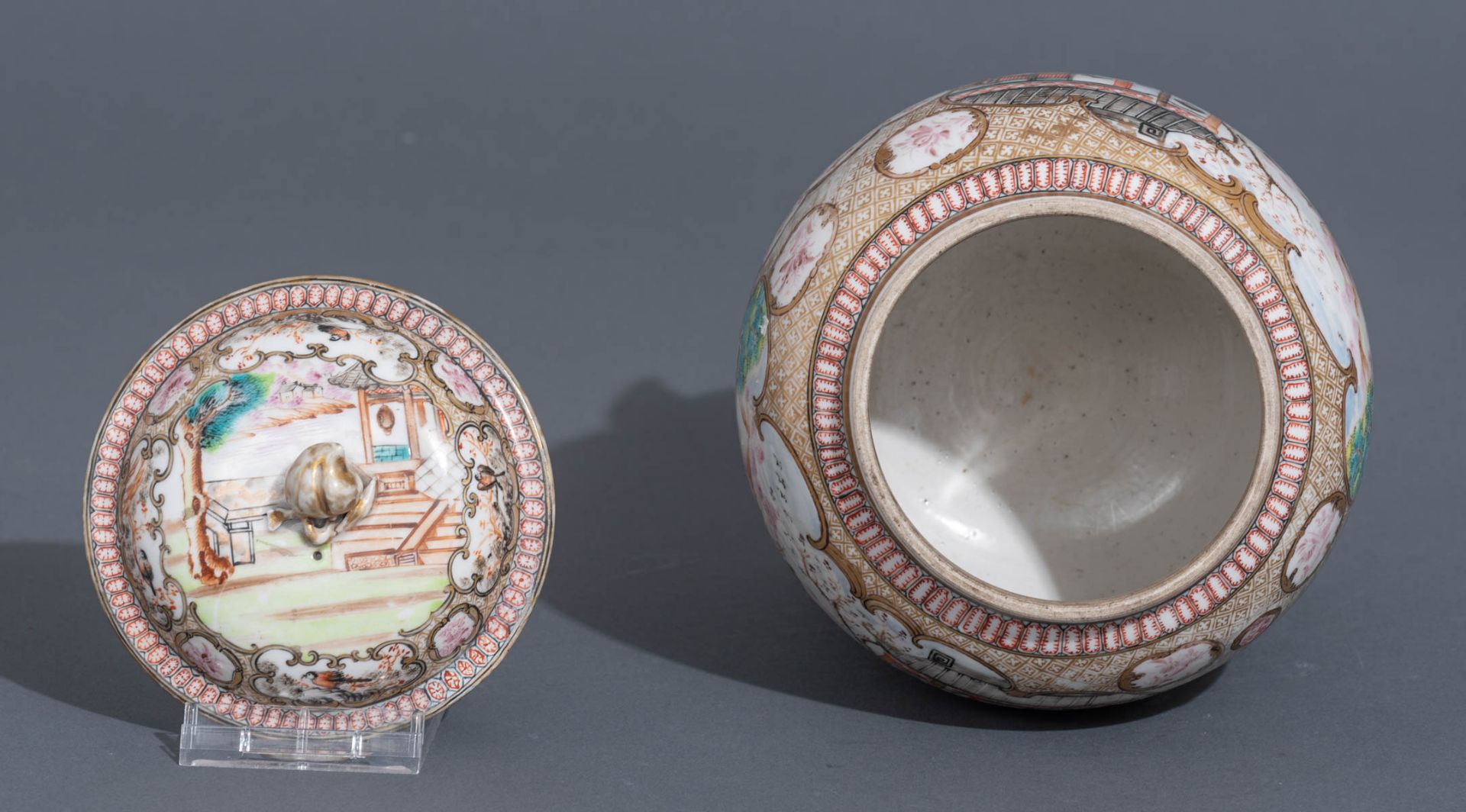 A Chinese export porcelain ginger jar in the so-called 'Rockefeller pattern' - Bild 6 aus 7