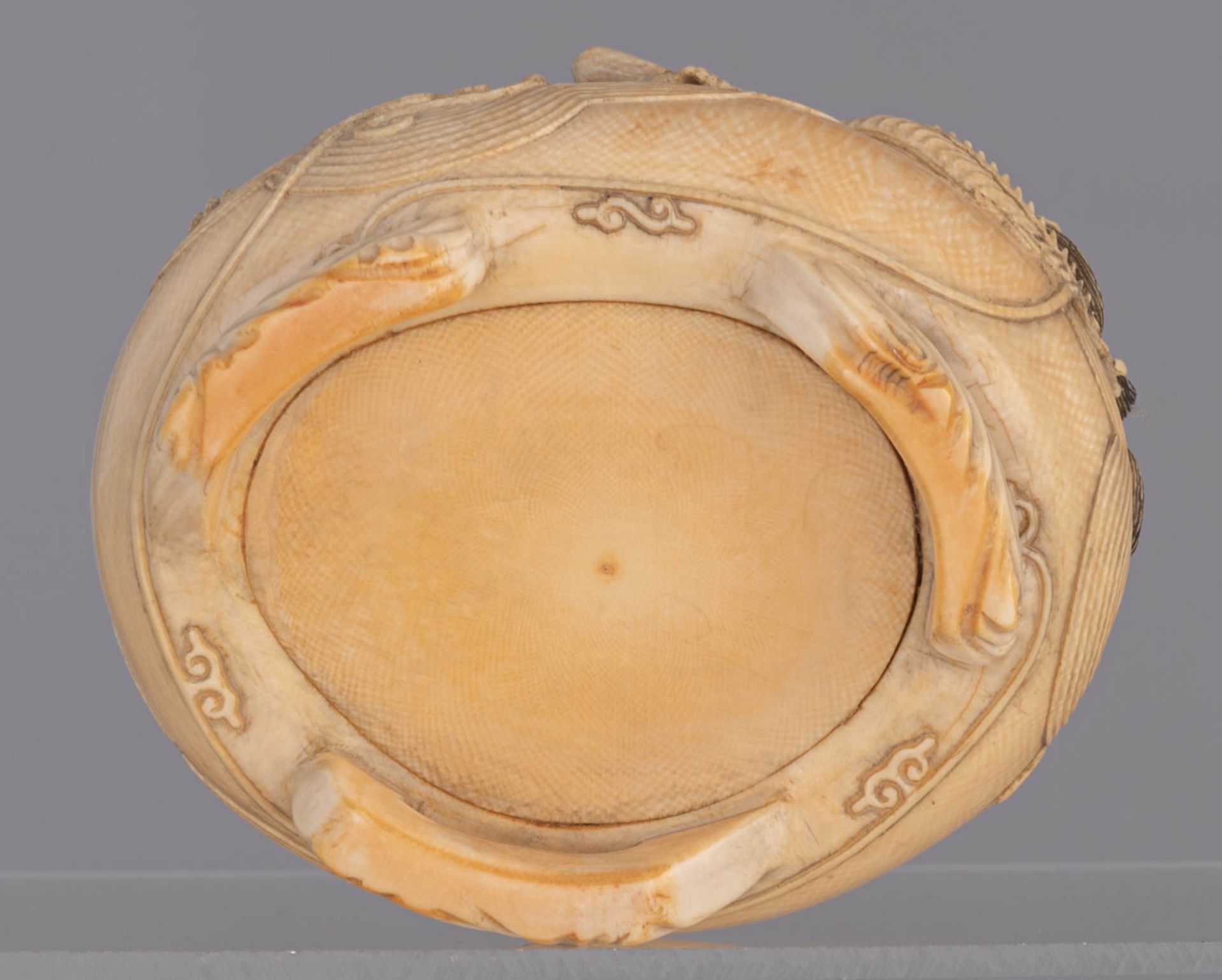A rare South-East Asian ivory phantasy jar in the shape of a fake brush washer with inside - Bild 7 aus 8