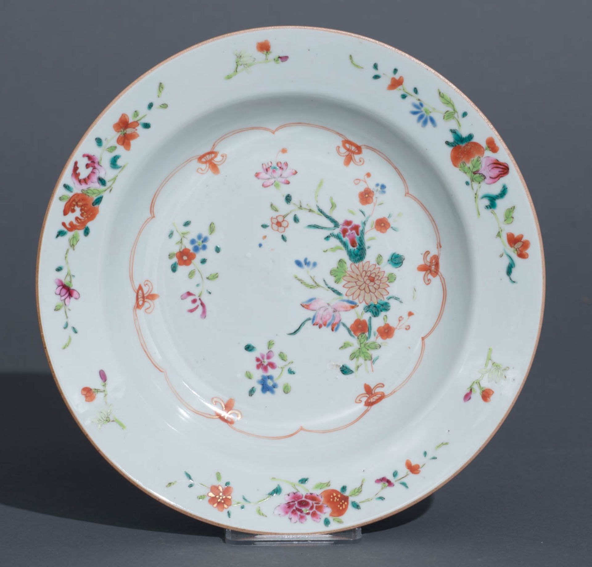 A Chinese blue and white and gilt floral decorated plate and a ditto bowl and cover; added eight dit - Bild 24 aus 29