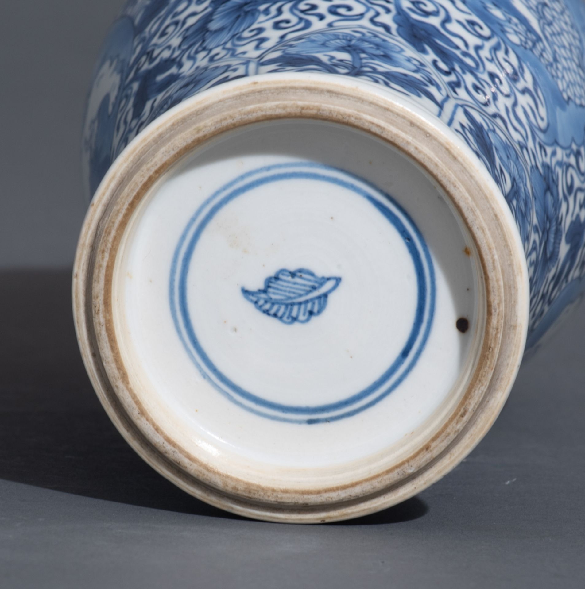 A pair of blue and white floral decorated vases - Image 9 of 9