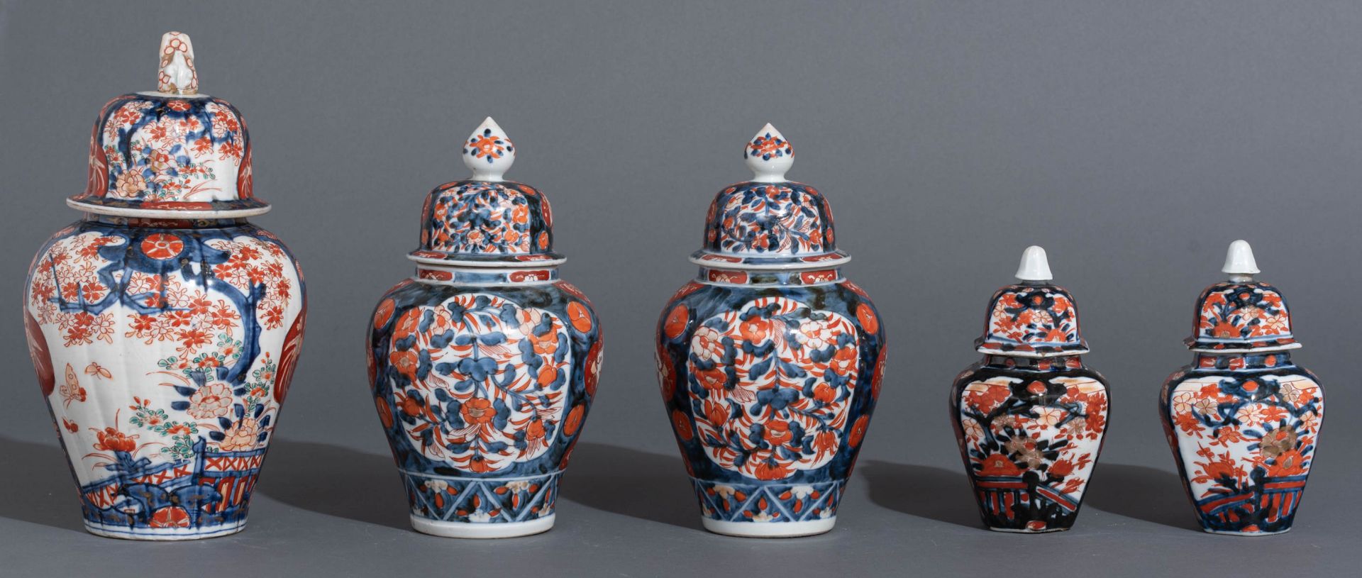 A collection of five Japanese Imari vases and covers - Image 4 of 9