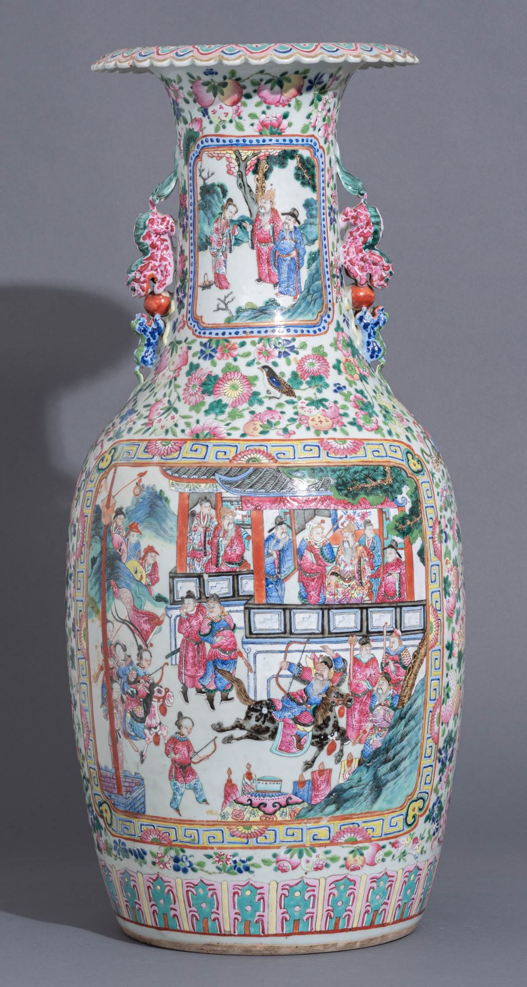 A large Chinese famille rose vase - Bild 4 aus 7