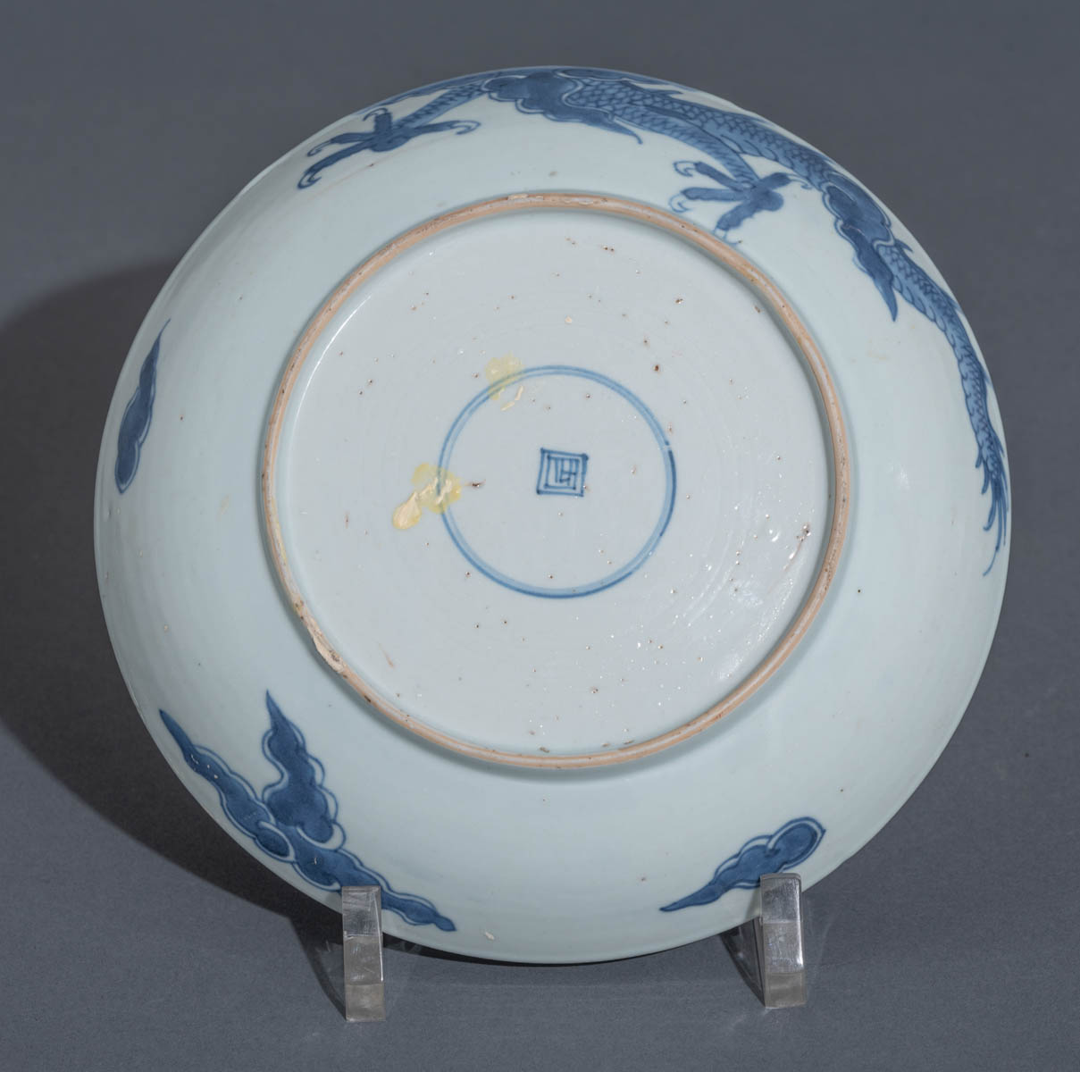 A Chinese blue and white dragon dish - Image 3 of 4