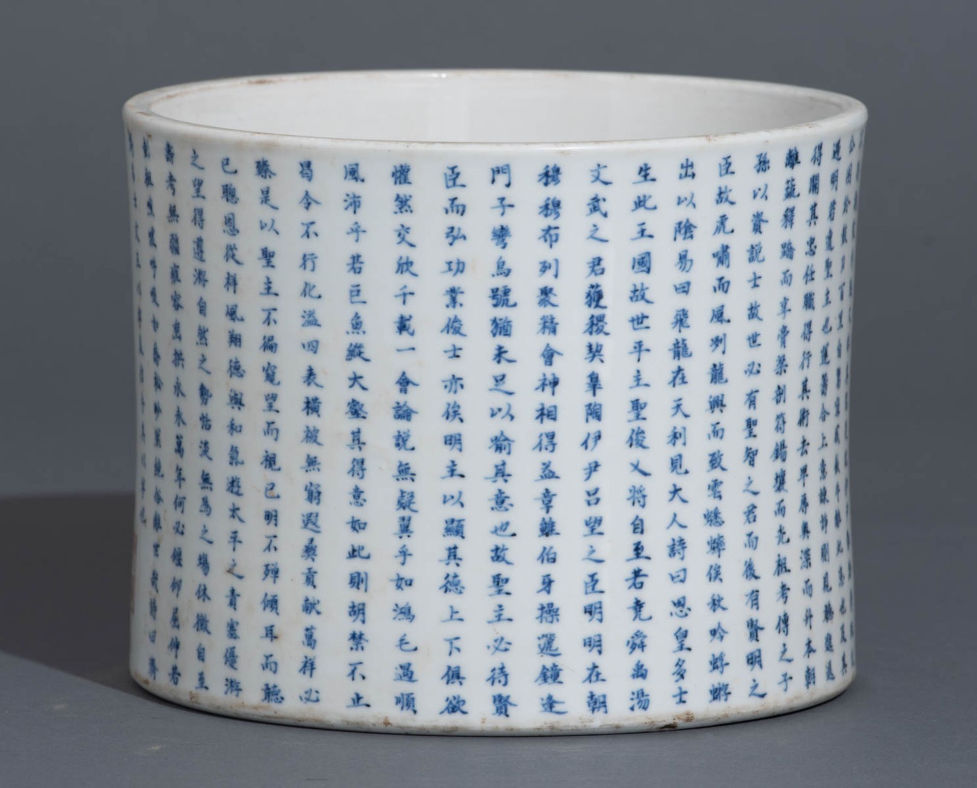 A Chinese blue and white brushpot with the text of 'Sheng Zhu De Xian Chen Song' - Bild 5 aus 10