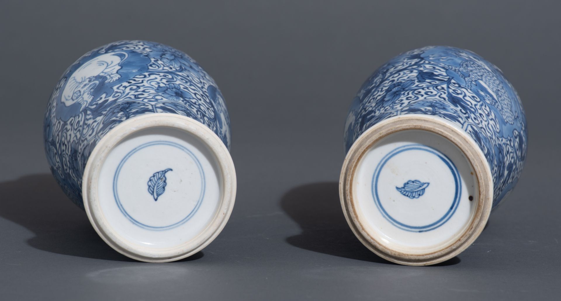 A pair of blue and white floral decorated vases - Image 7 of 9