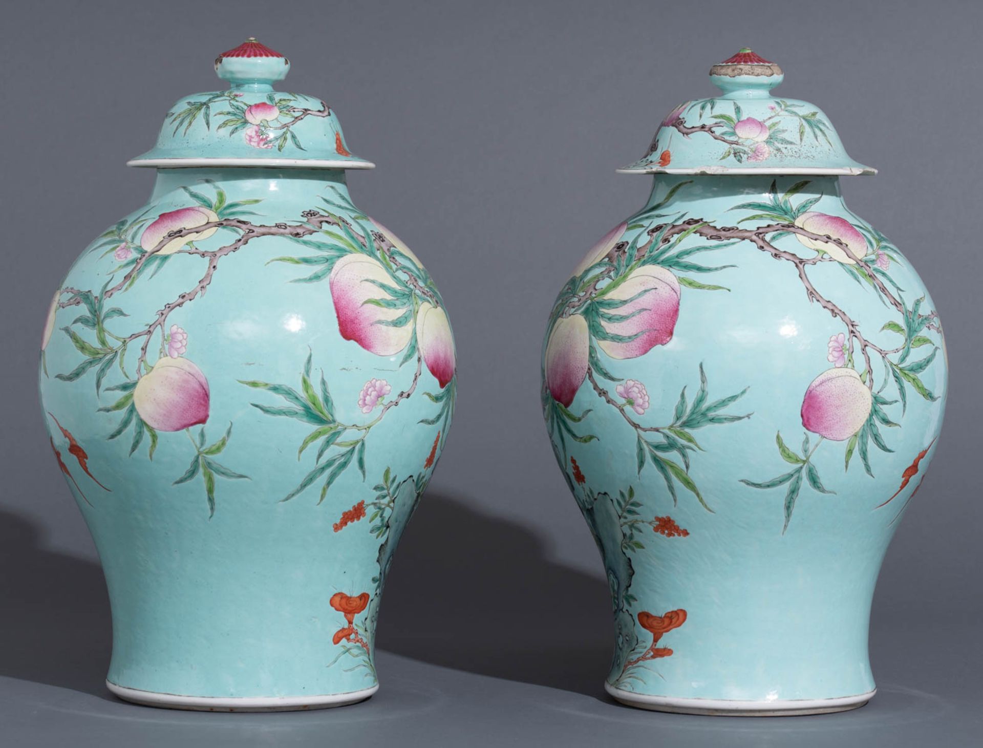 A pair of turquoise ground covered vases - Bild 3 aus 9