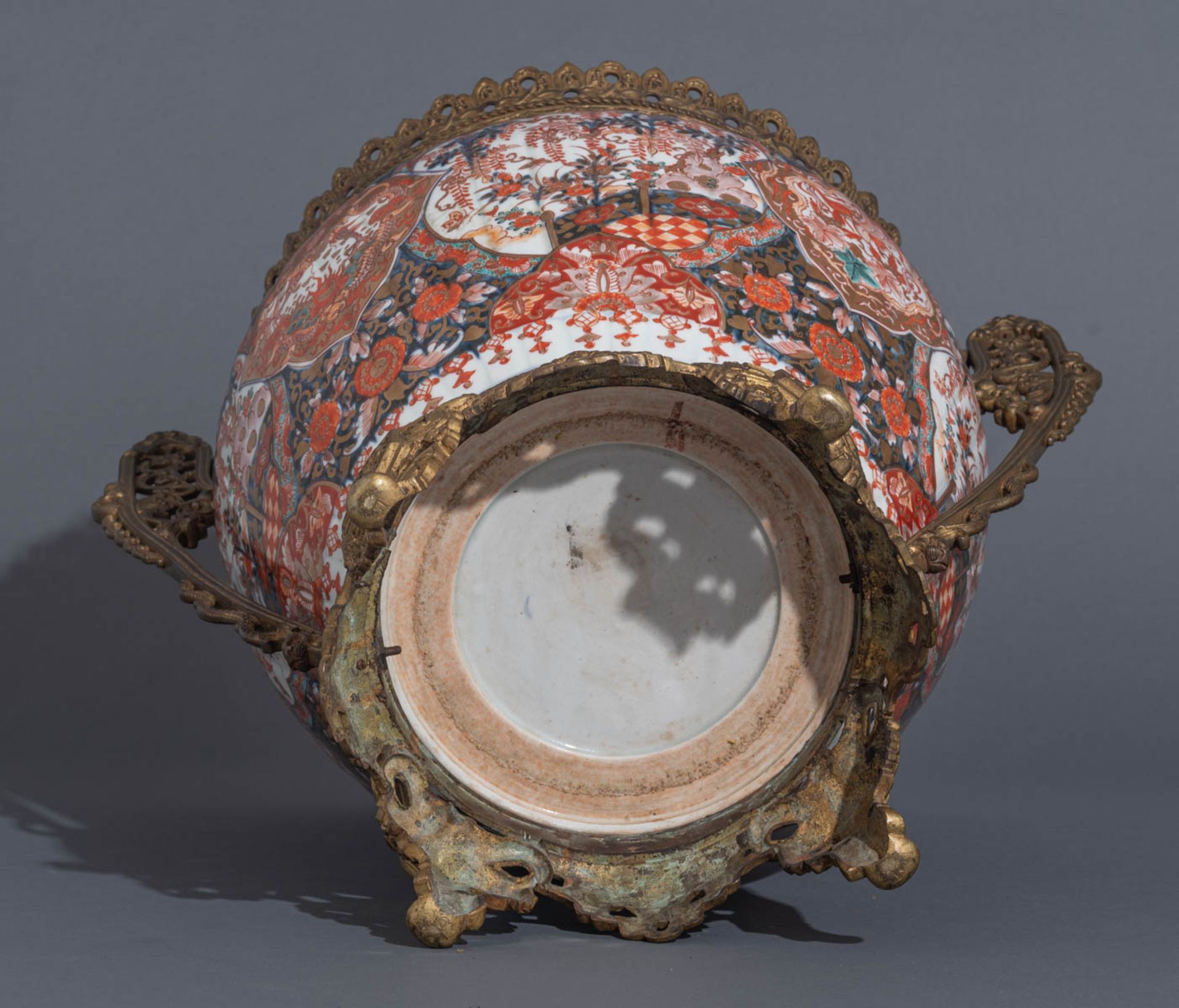 A Japanese floral decorated Imari jardinière with bronze mounts - Image 7 of 7