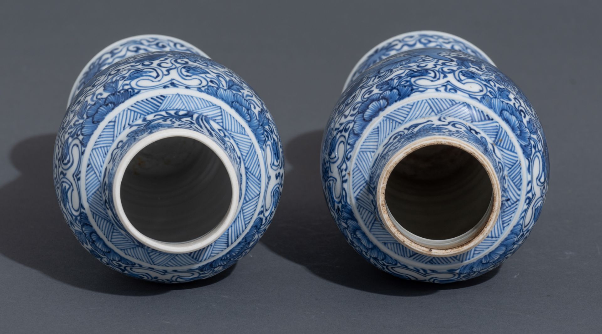 A pair of blue and white floral decorated vases - Image 6 of 9