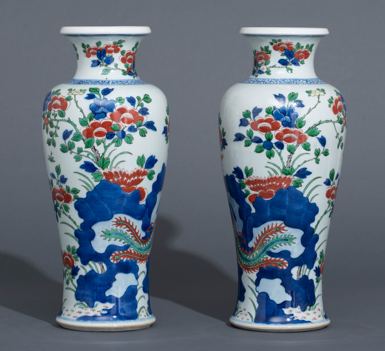 A pair of Chinese wucai vases - Image 3 of 7