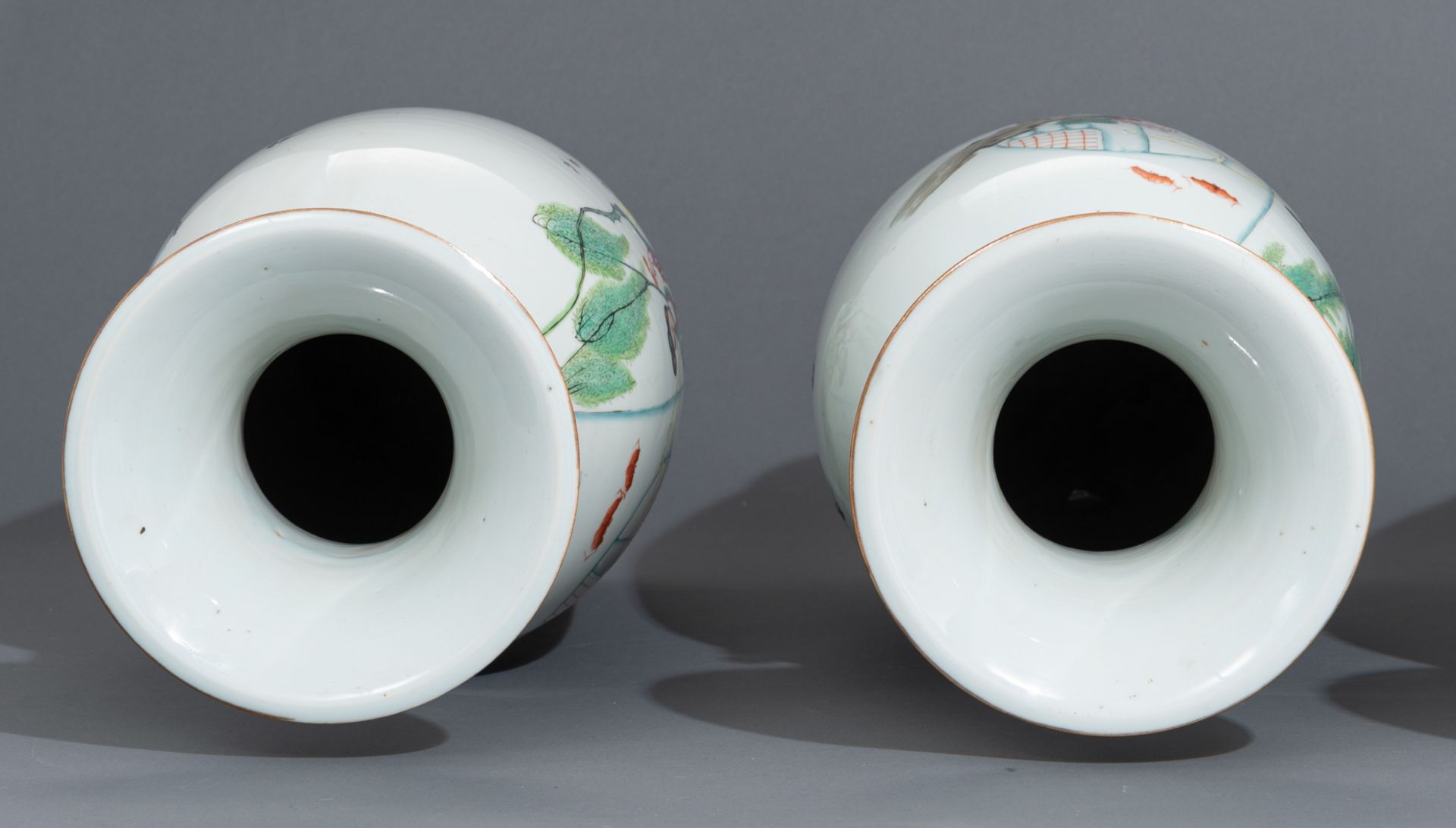 A pair of Chinese famille rose vases - Bild 6 aus 7