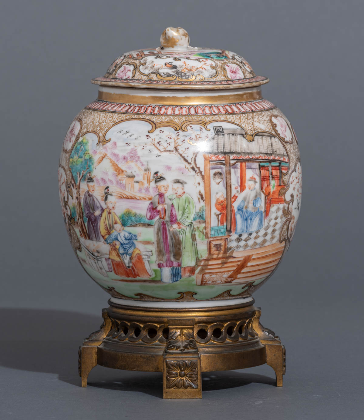 A Chinese export porcelain ginger jar in the so-called 'Rockefeller pattern' - Image 4 of 7