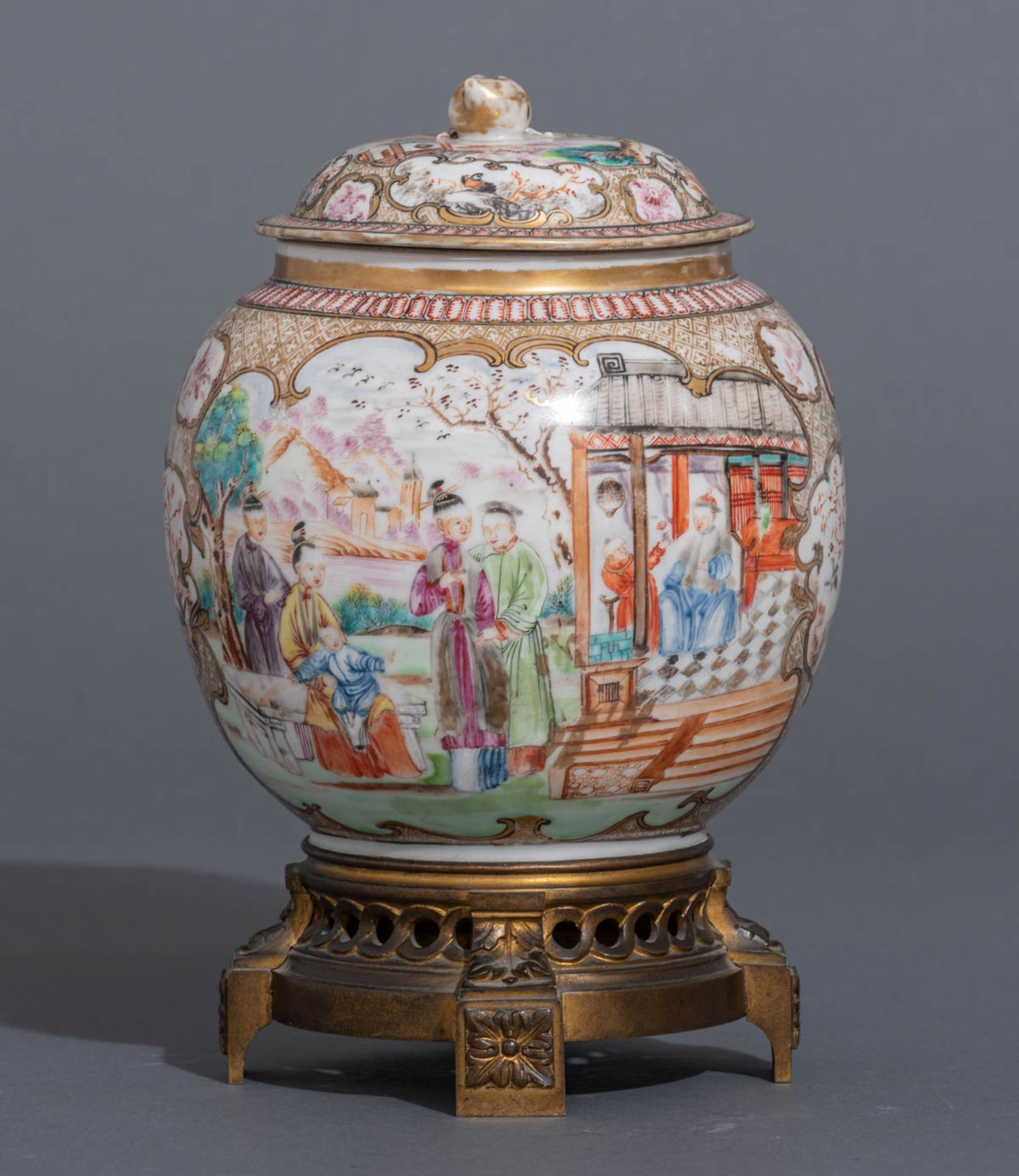 A Chinese export porcelain ginger jar in the so-called 'Rockefeller pattern' - Bild 4 aus 7