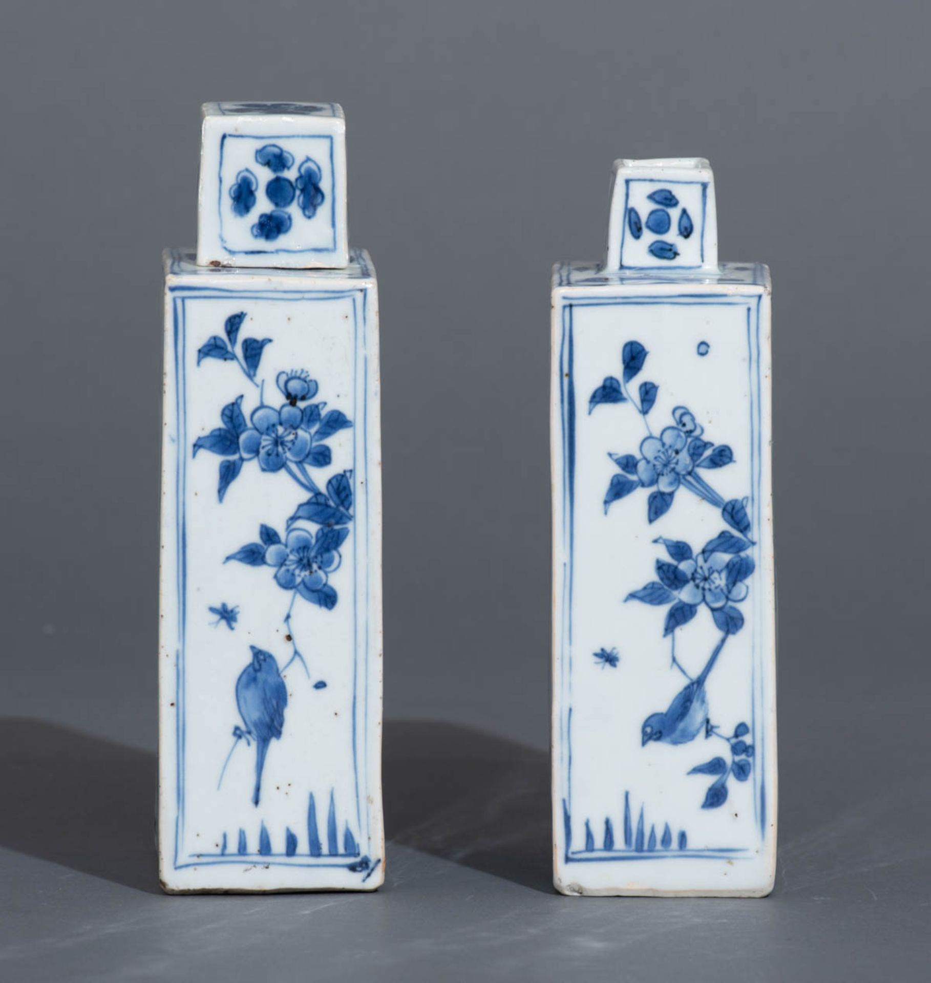 A pair of Chinese blue and white tea caddies - Image 3 of 7