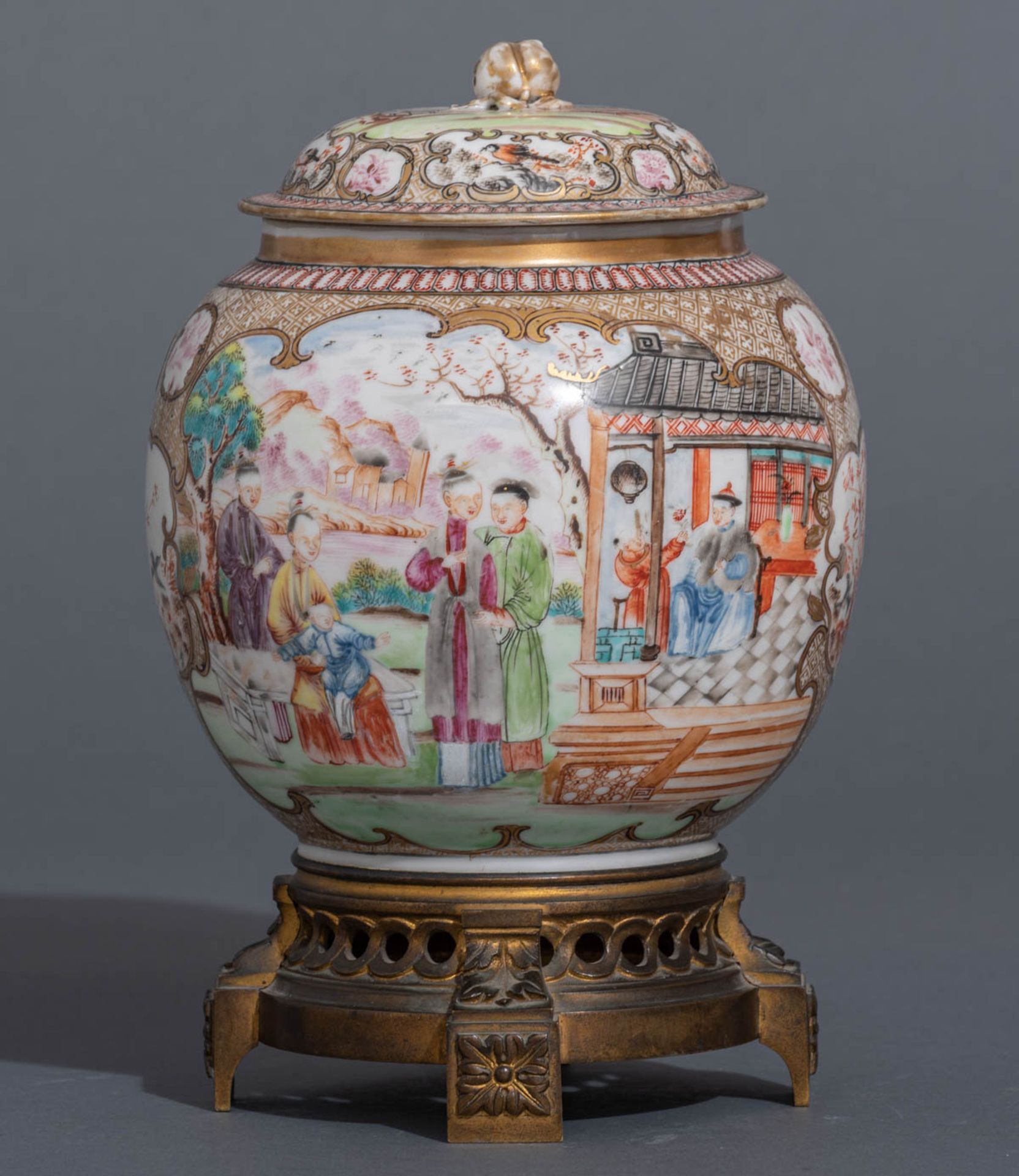 A Chinese export porcelain ginger jar in the so-called 'Rockefeller pattern' - Bild 2 aus 7