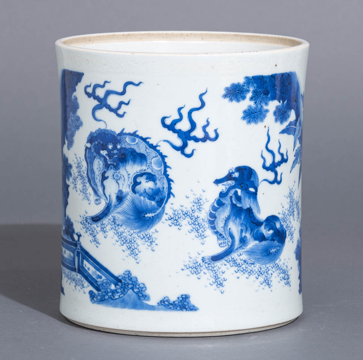 A Chinese blue and white Transitional-style brushpot - Image 4 of 8