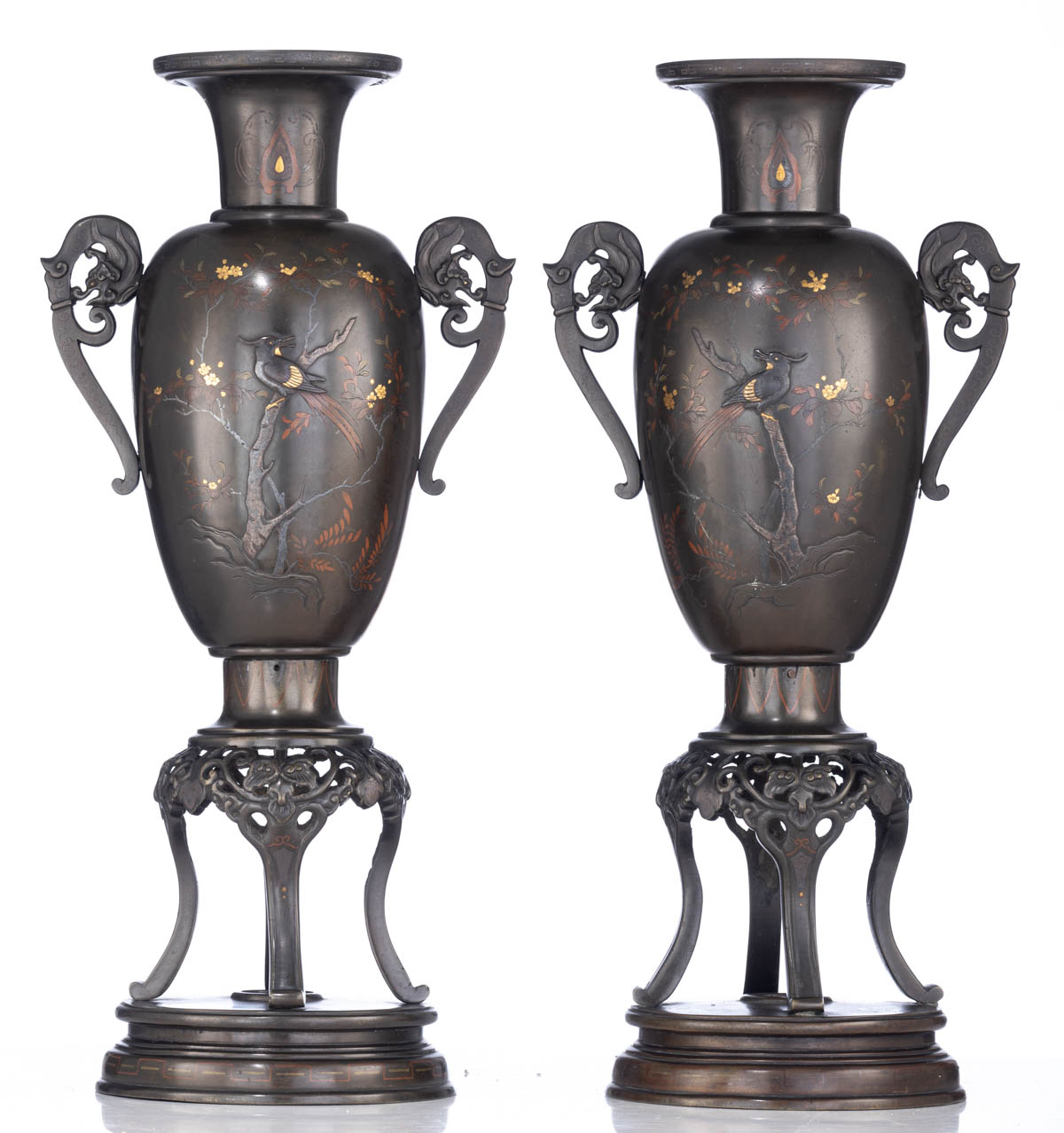 A pair of Japanese bronze vases - Image 4 of 7