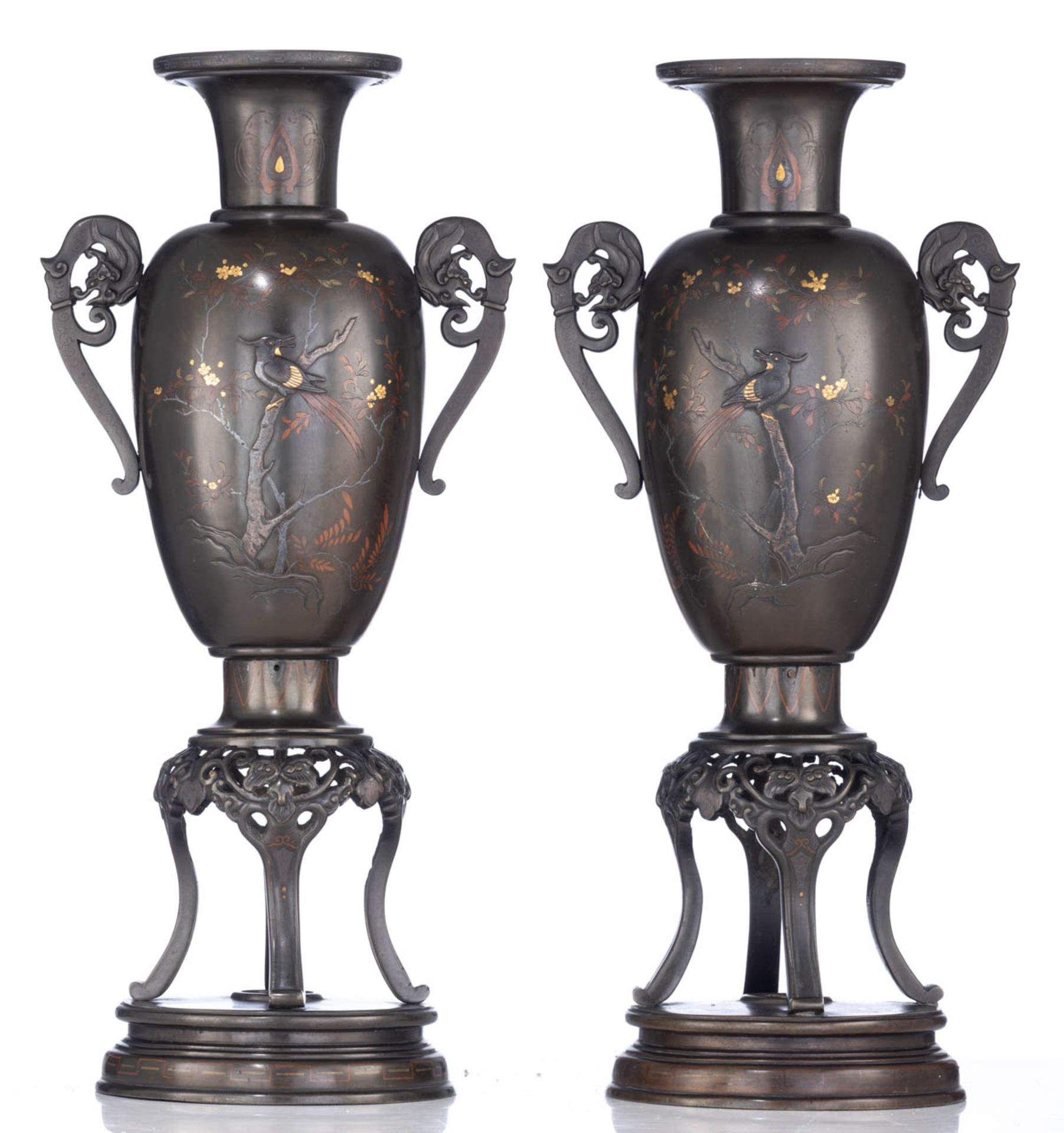 A pair of Japanese bronze vases - Image 4 of 7