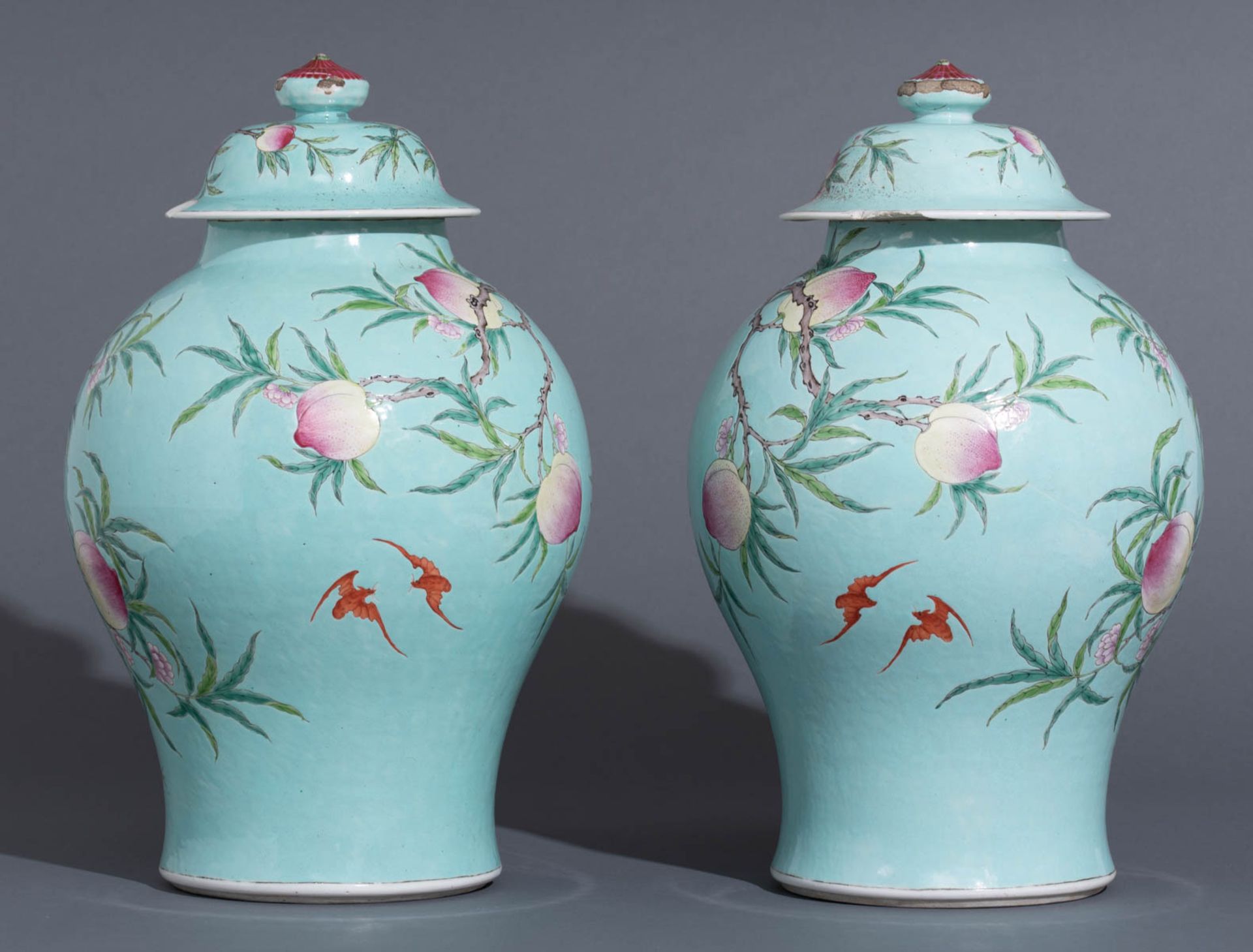 A pair of turquoise ground covered vases - Bild 4 aus 9