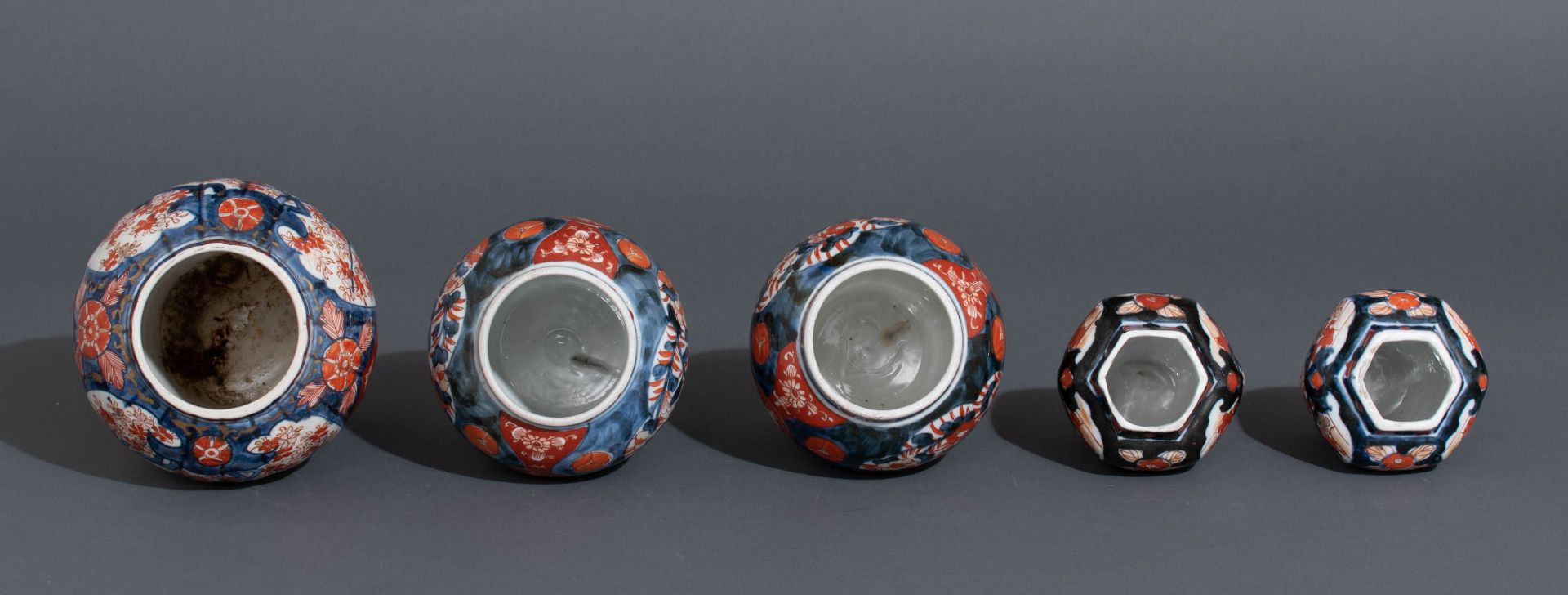 A collection of five Japanese Imari vases and covers - Image 6 of 9