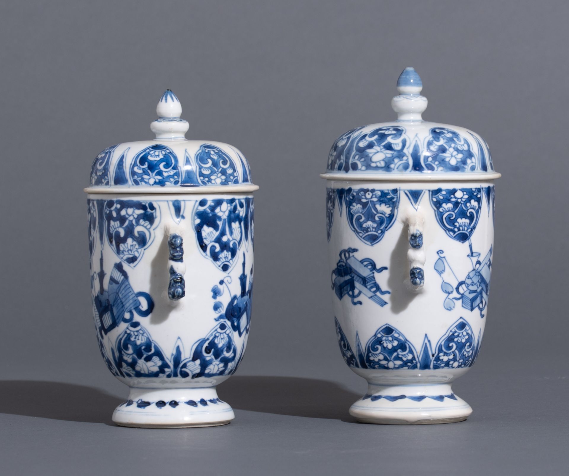 Two Chinese Kangxi period blue and white chalices with covers - Bild 5 aus 7