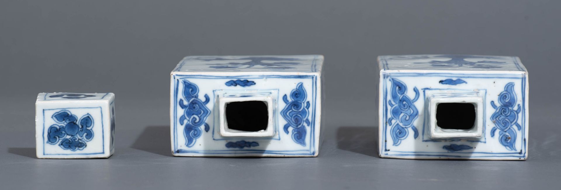 A pair of Chinese blue and white tea caddies - Image 6 of 7