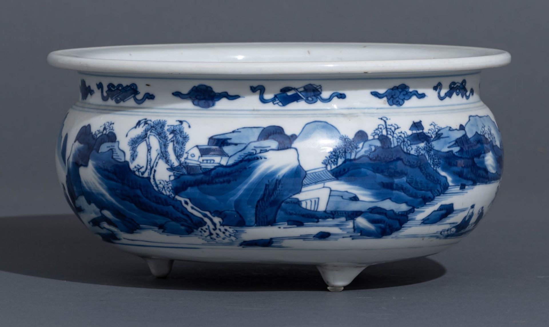 A Chinese blue and white tripod bowl - Bild 4 aus 8