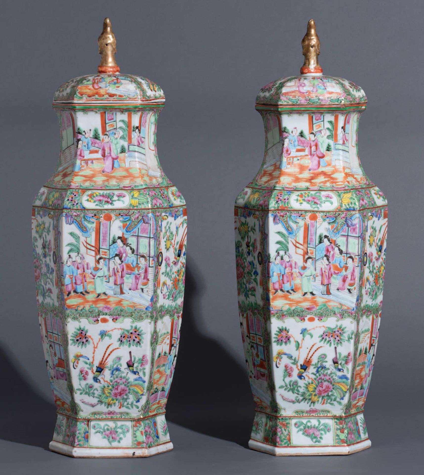 A pair of Chinese Canton famille rose lantern-shaped vases - Bild 4 aus 7