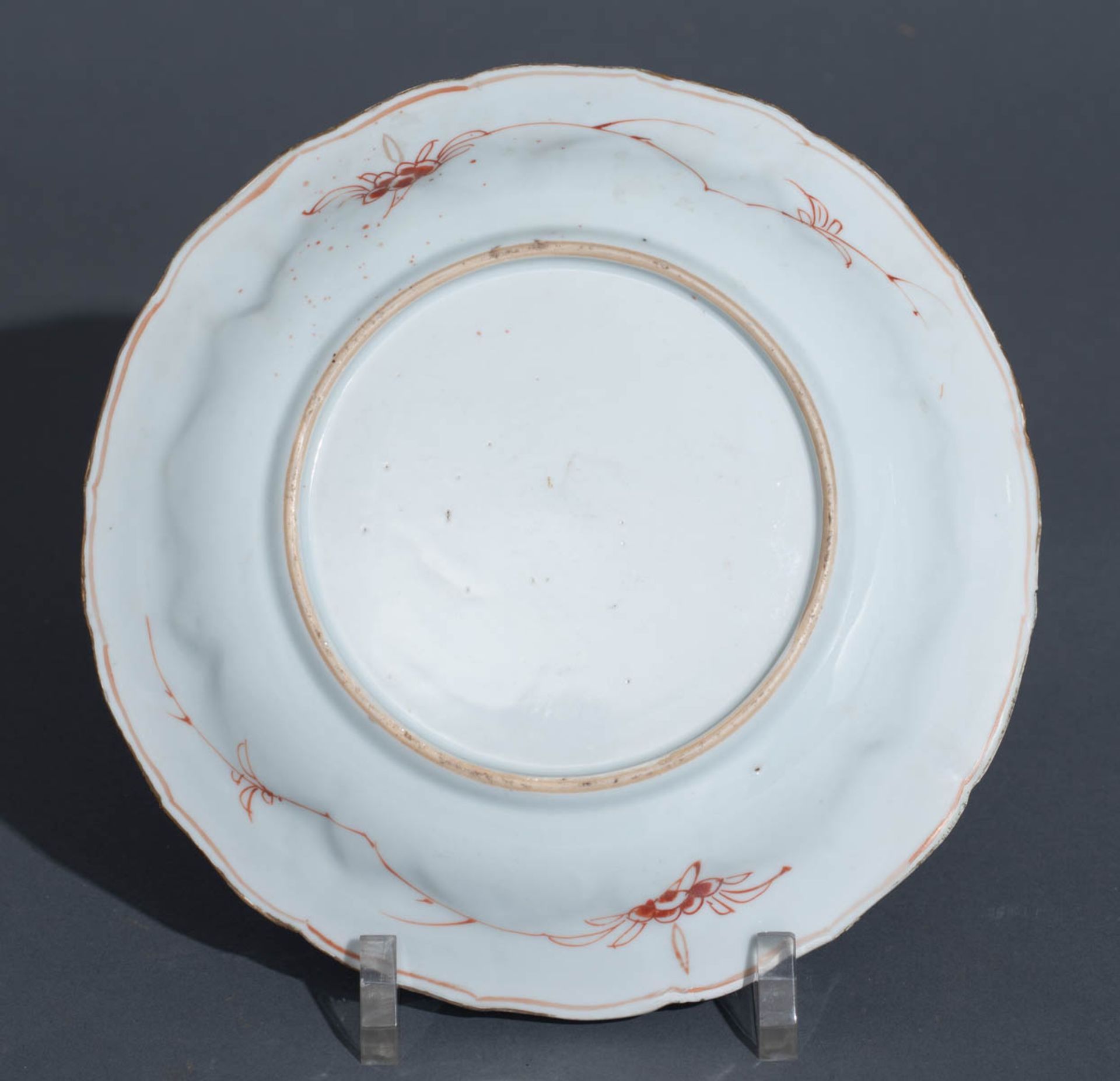 A Chinese blue and white and gilt floral decorated plate and a ditto bowl and cover; added eight dit - Bild 27 aus 29