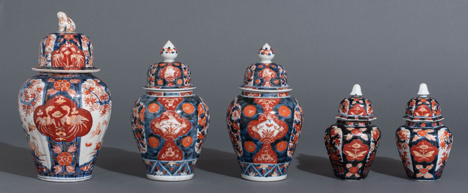A collection of five Japanese Imari vases and covers - Image 3 of 9