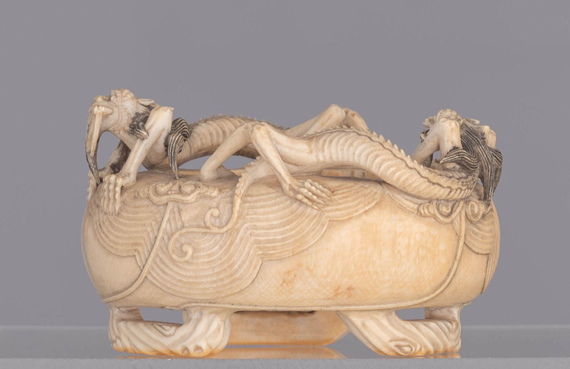 A rare South-East Asian ivory phantasy jar in the shape of a fake brush washer with inside - Bild 2 aus 8