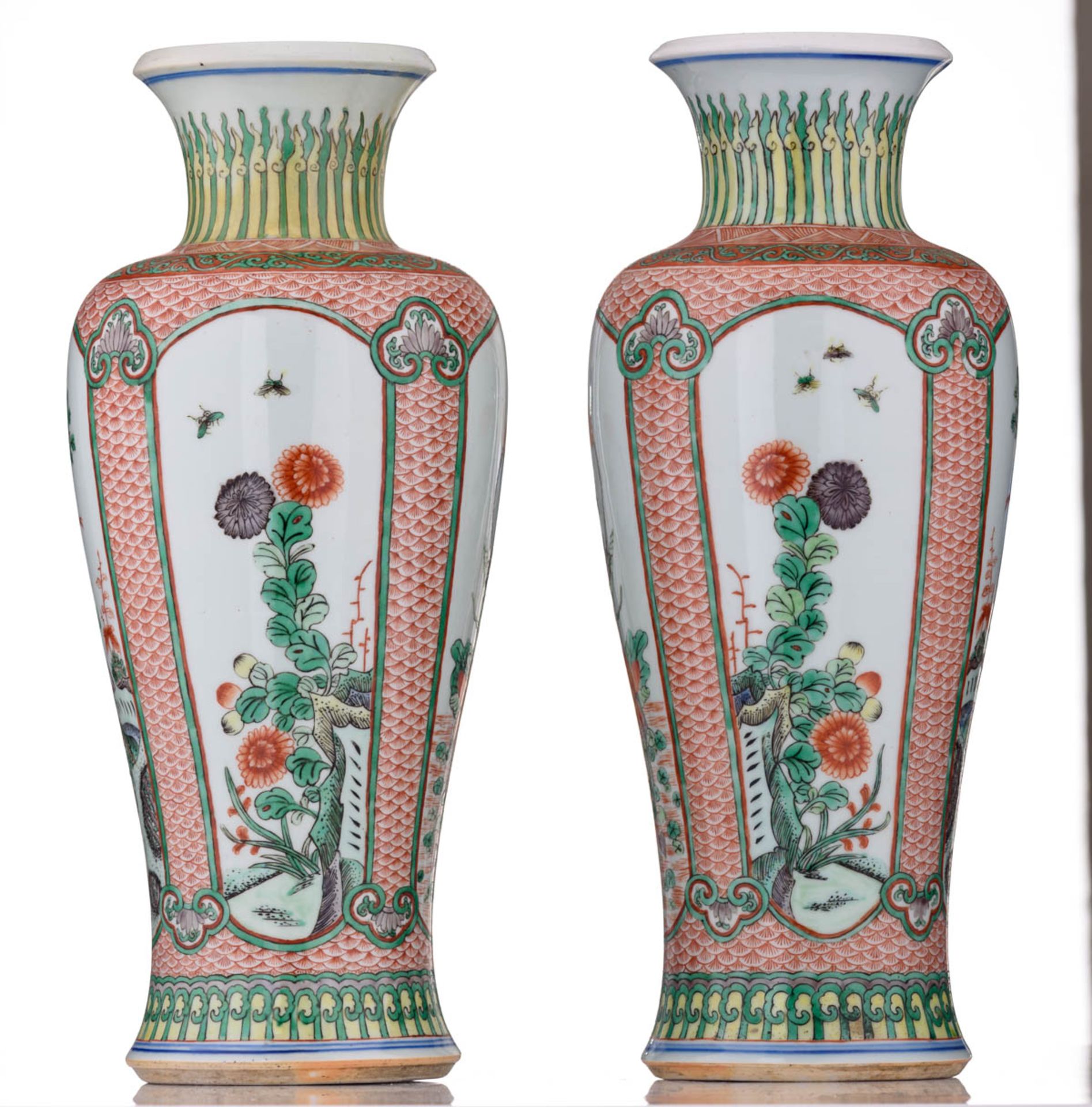 A pair of Chinese famille verte vases - Bild 4 aus 7